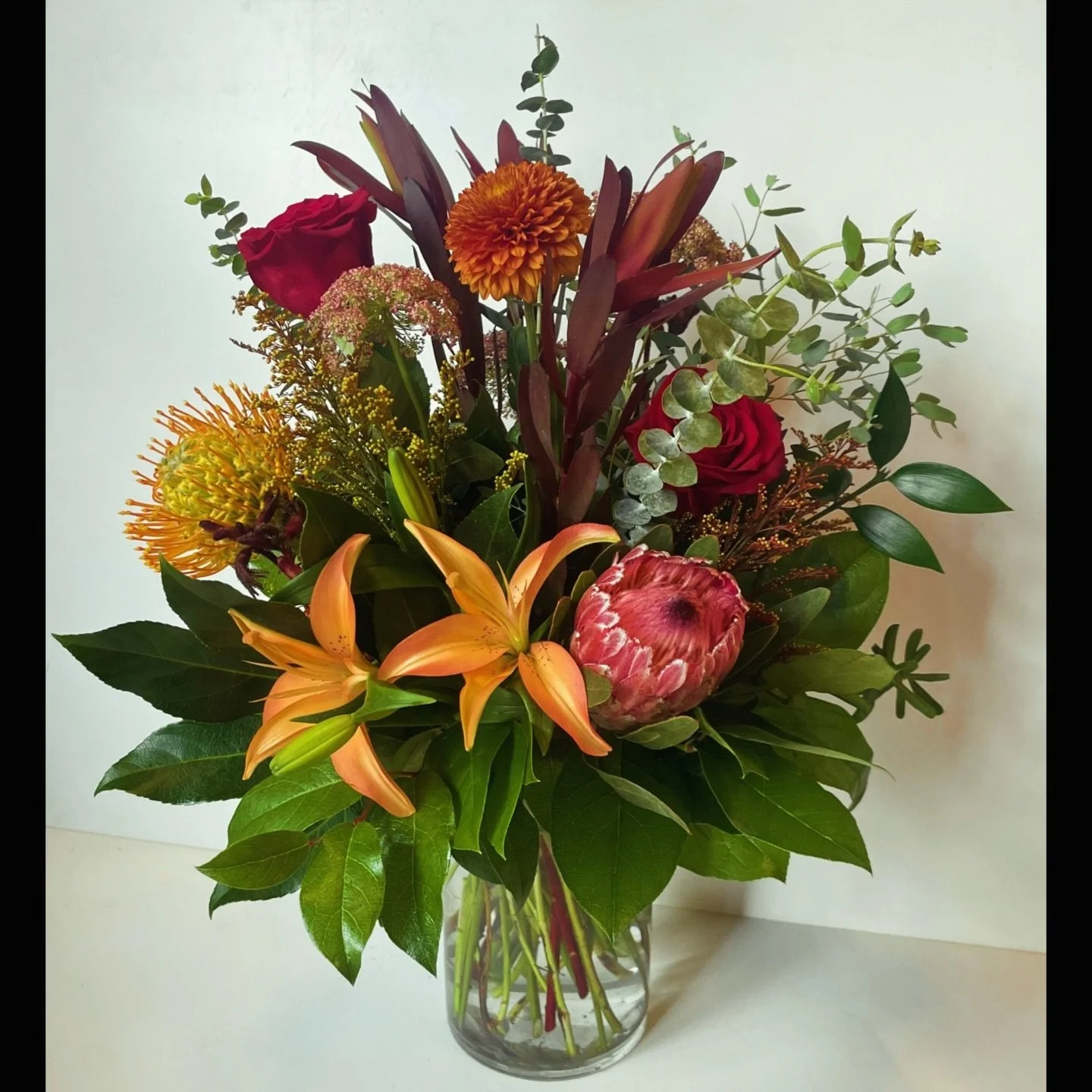 Our best-seller this season - and with good reason! 

🍁 Lush Fall Foliage 🍁

A rich mix of autumn textures, warm tones, and those unforgettable blooms (yes, that protea is stealing the show!). Designed with layers of fall color and movement, it&rsq