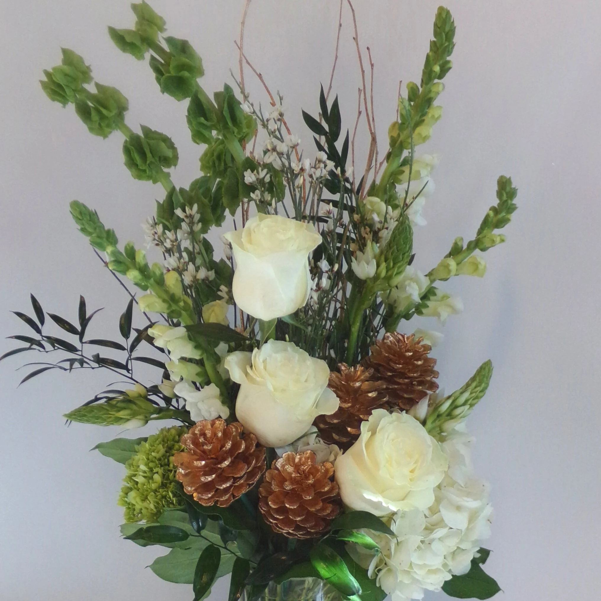 christamas white and gold arrangement flowers