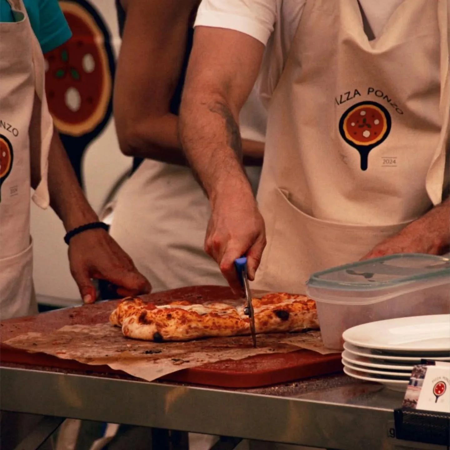 🍕 Pizza Ponzo meets Unihockey Club Altnau! 🍕

Am Wochenende durften wir f&uuml;r den Unihockey Club Altnau frische Holzofenpizza zaubern &ndash; direkt aus unserem Fiat-Pizza-Truck 🔥🚐

Handgemacht. Heiss. Herzhaft.
Mit viel Liebe, knusprigem Bode