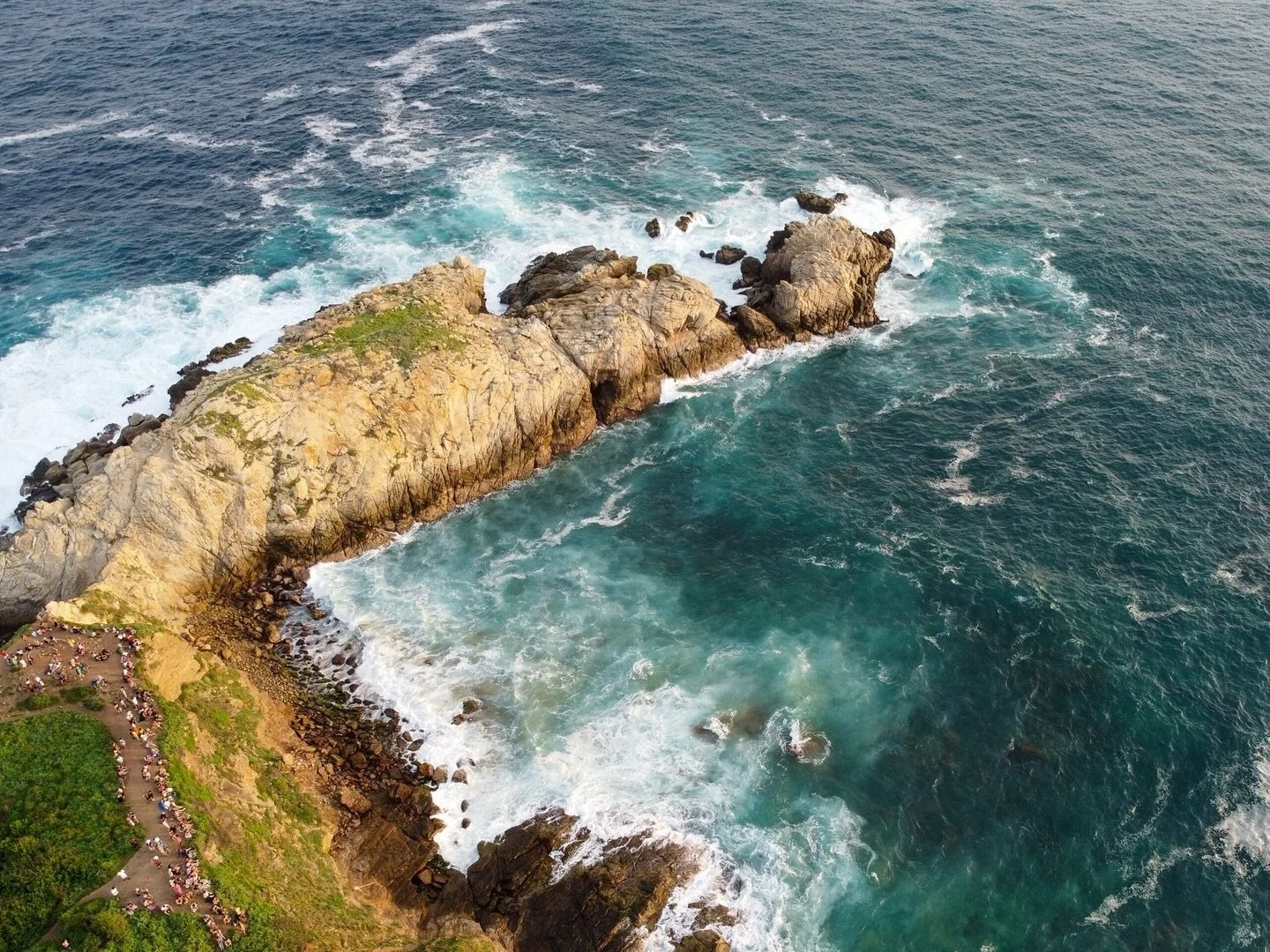 El entorno.

Santa Mar&iacute;a Tonameca. Regi&oacute;n localizada al sur de M&eacute;xico en el estado de  Oaxaca. Se encuentra en el este de la Costa, conocida por sus comunidades en la playa de Mazunte, San Agustinillo y La Ventanilla.

El nombre 