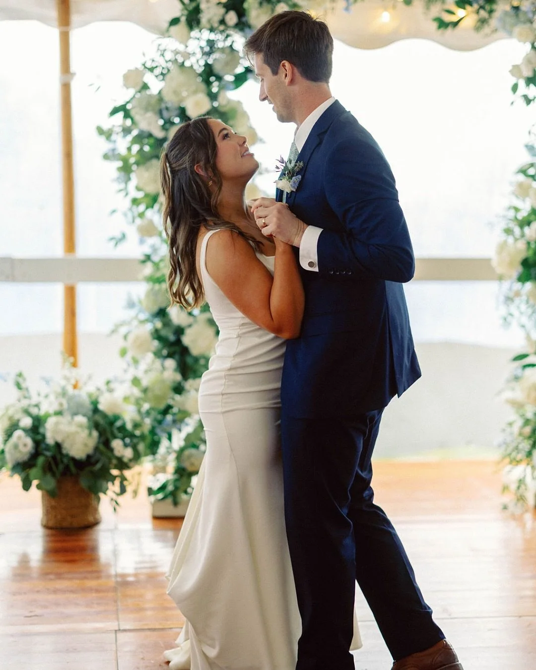 A wedding day doesn&rsquo;t always go as planned&mdash;but it can still be unforgettable. 💙

Sydney came to us through a past bride&rsquo;s referral and worked with planner Francesca to bring her vision of coastal whites and blues to life at James&r