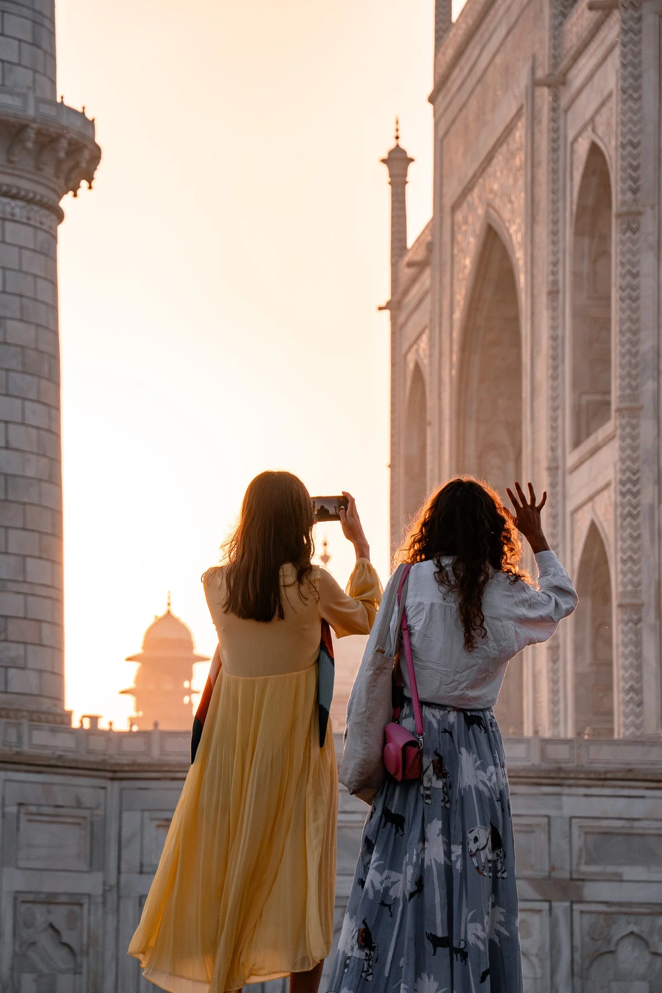 Taj-Mahal-Agra-Besucherinnen-machen-Foto.jpg