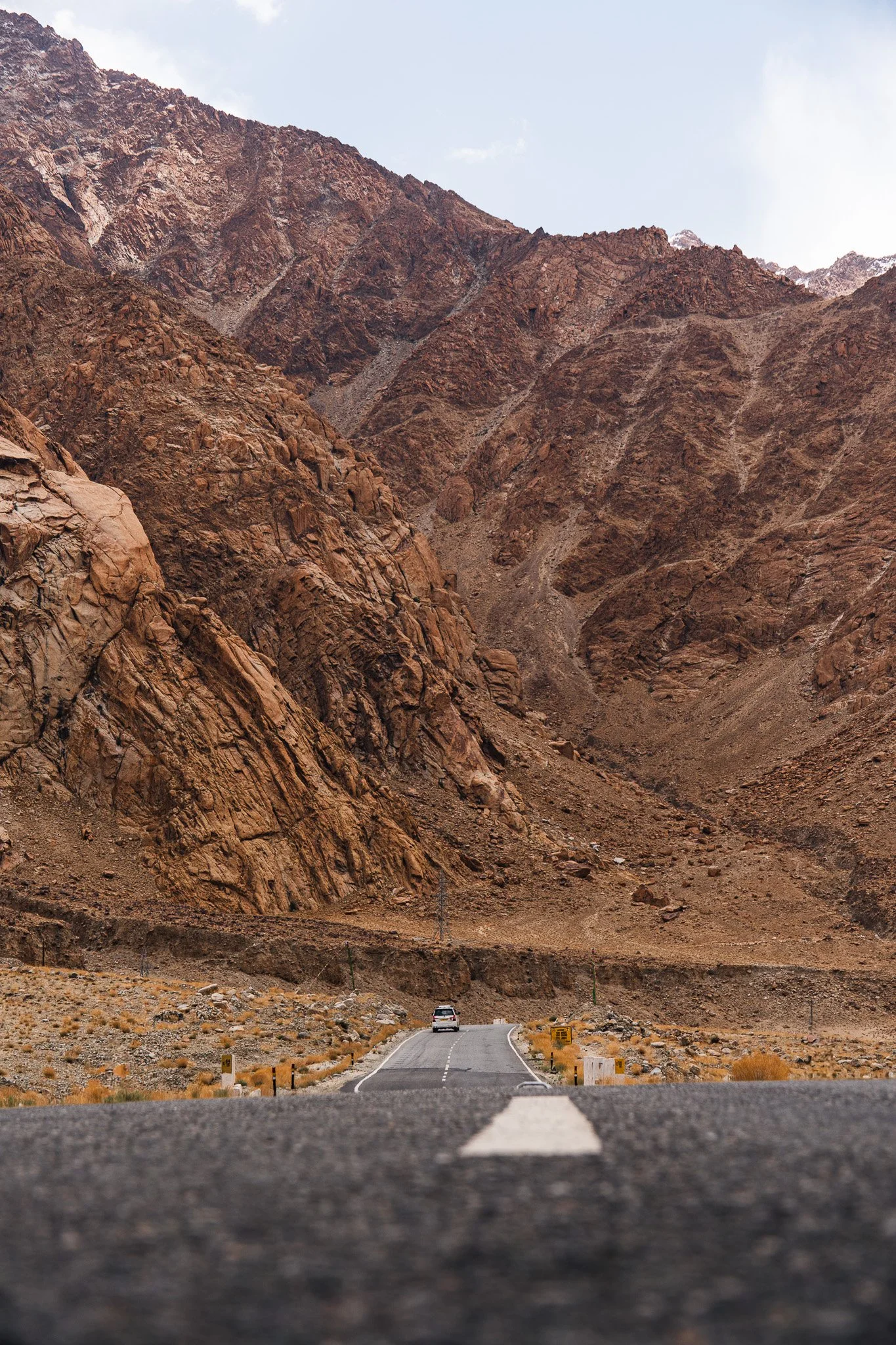 Ladakh-Highway-zwischen-Bergen.jpg