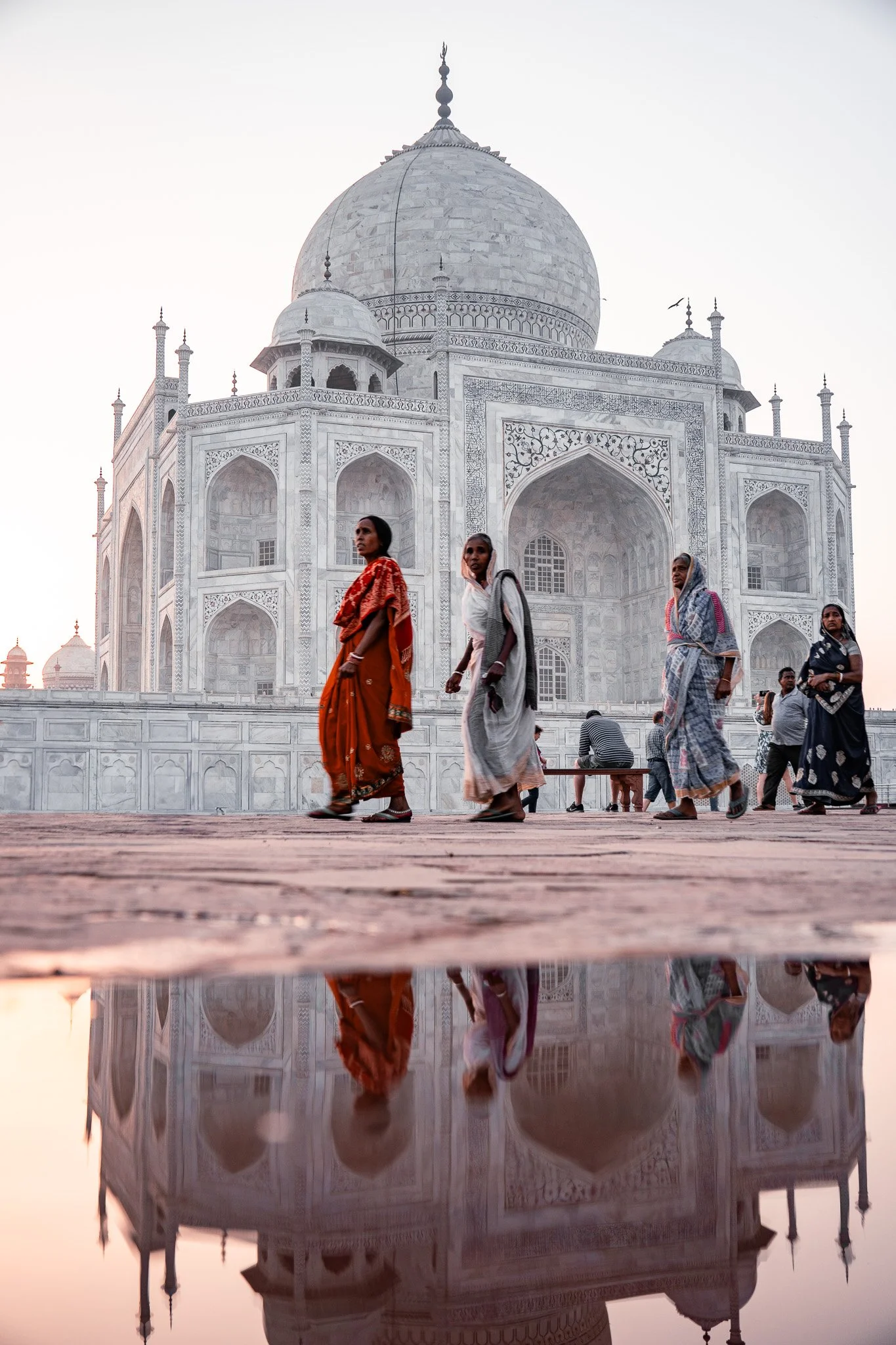 Taj-Mahal-Agra-Spiegelung-Besucher.jpg