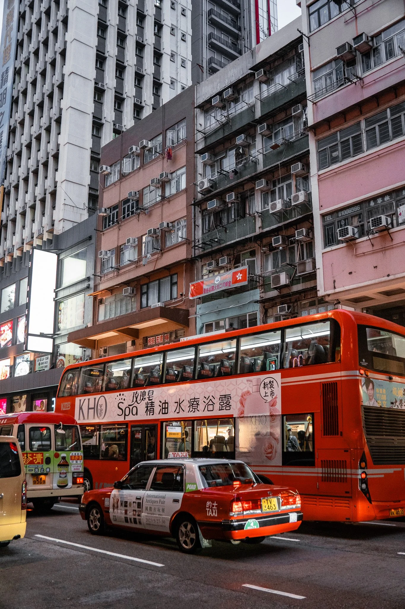 Hongkong-Taxi-Bus-Straße.jpg