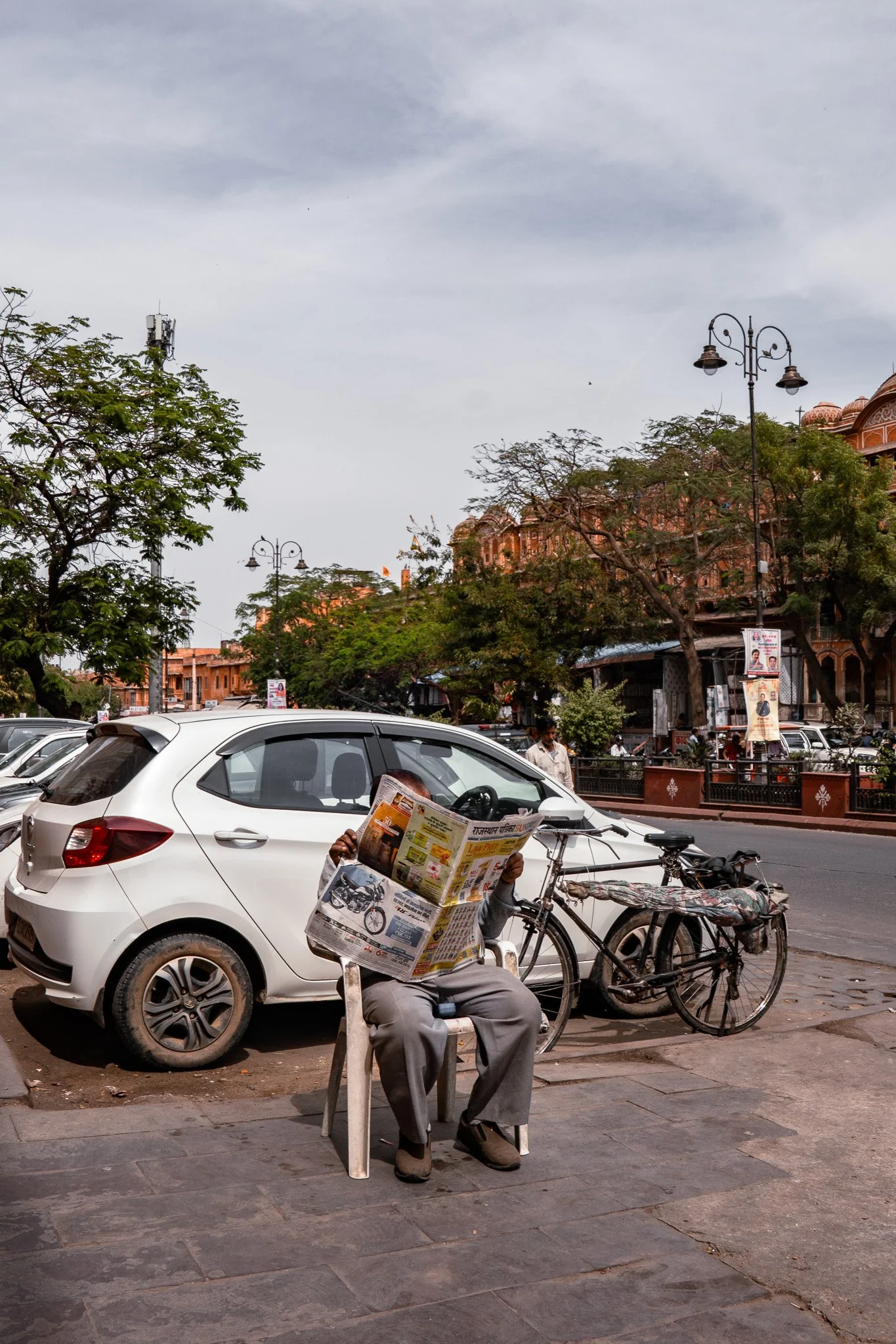 Jaipur-Hawa-Mahal-Straße-Mann-mit-Zeitung.jpg