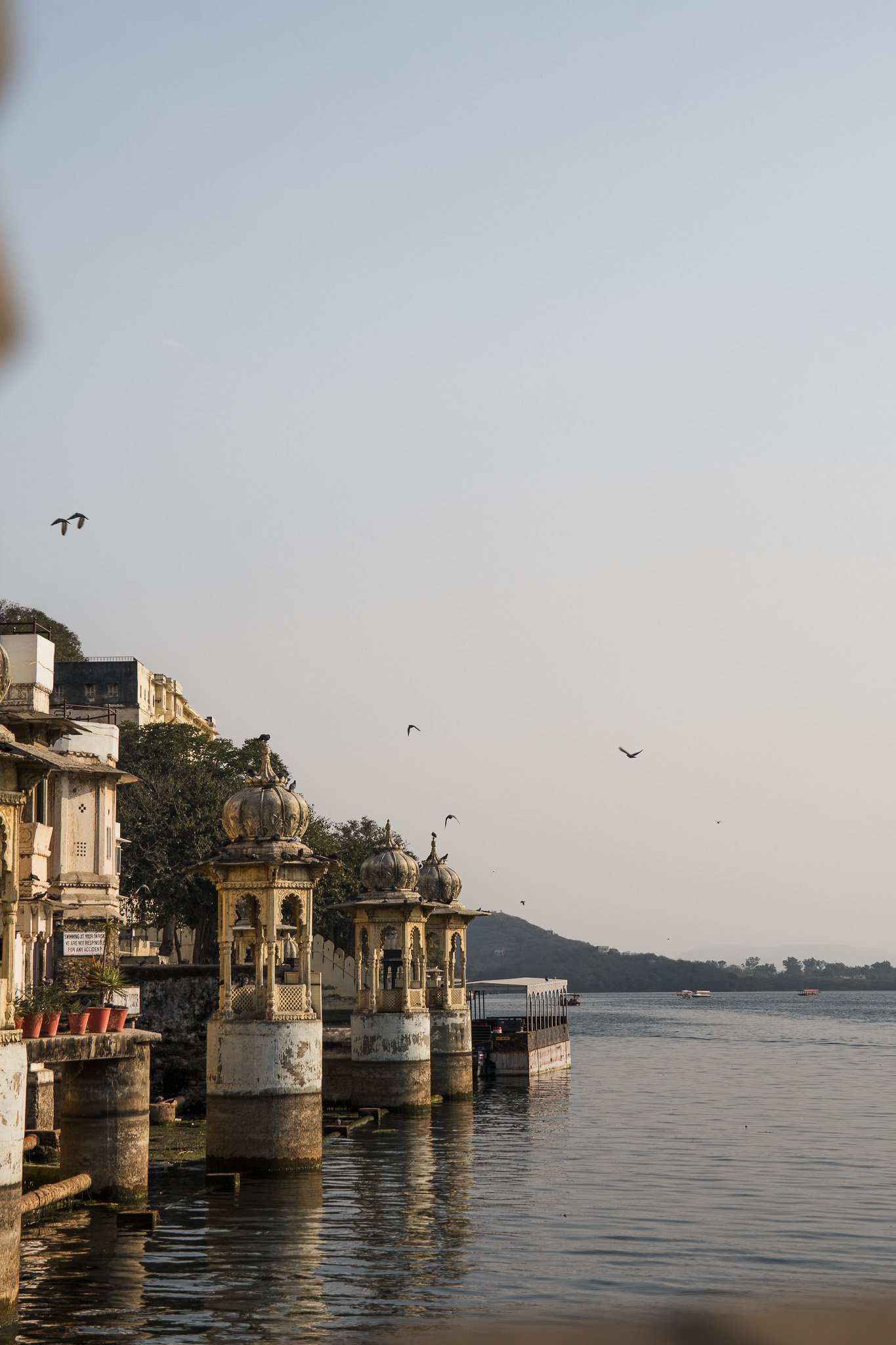 Udaipur-See-Blick-auf-Gangaur-Ghat.jpg