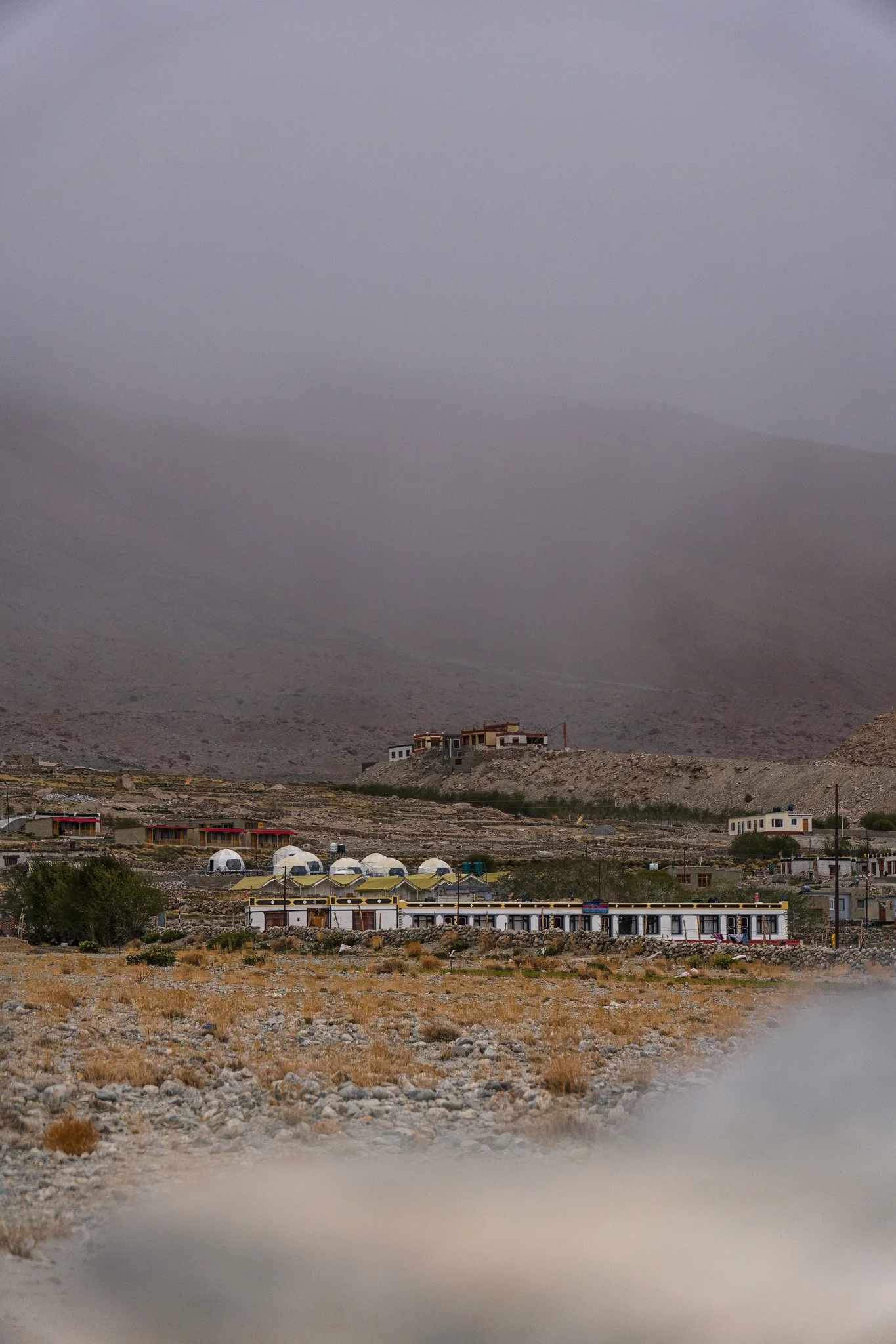 Ladakh-Pangong-Tso-Häuser-bei-Nebel.jpg