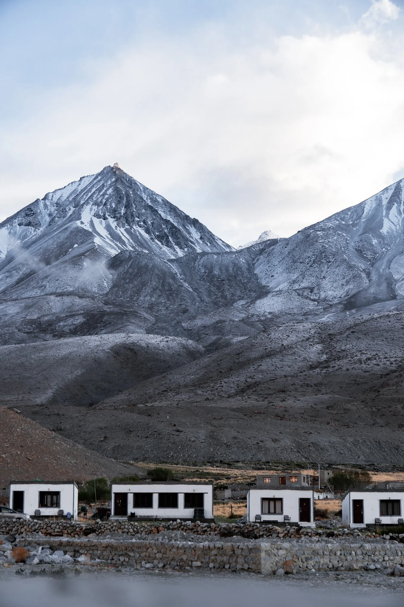 Ladakh-Pangong-Tso-Häuser-vor-Bergpanorama.jpg