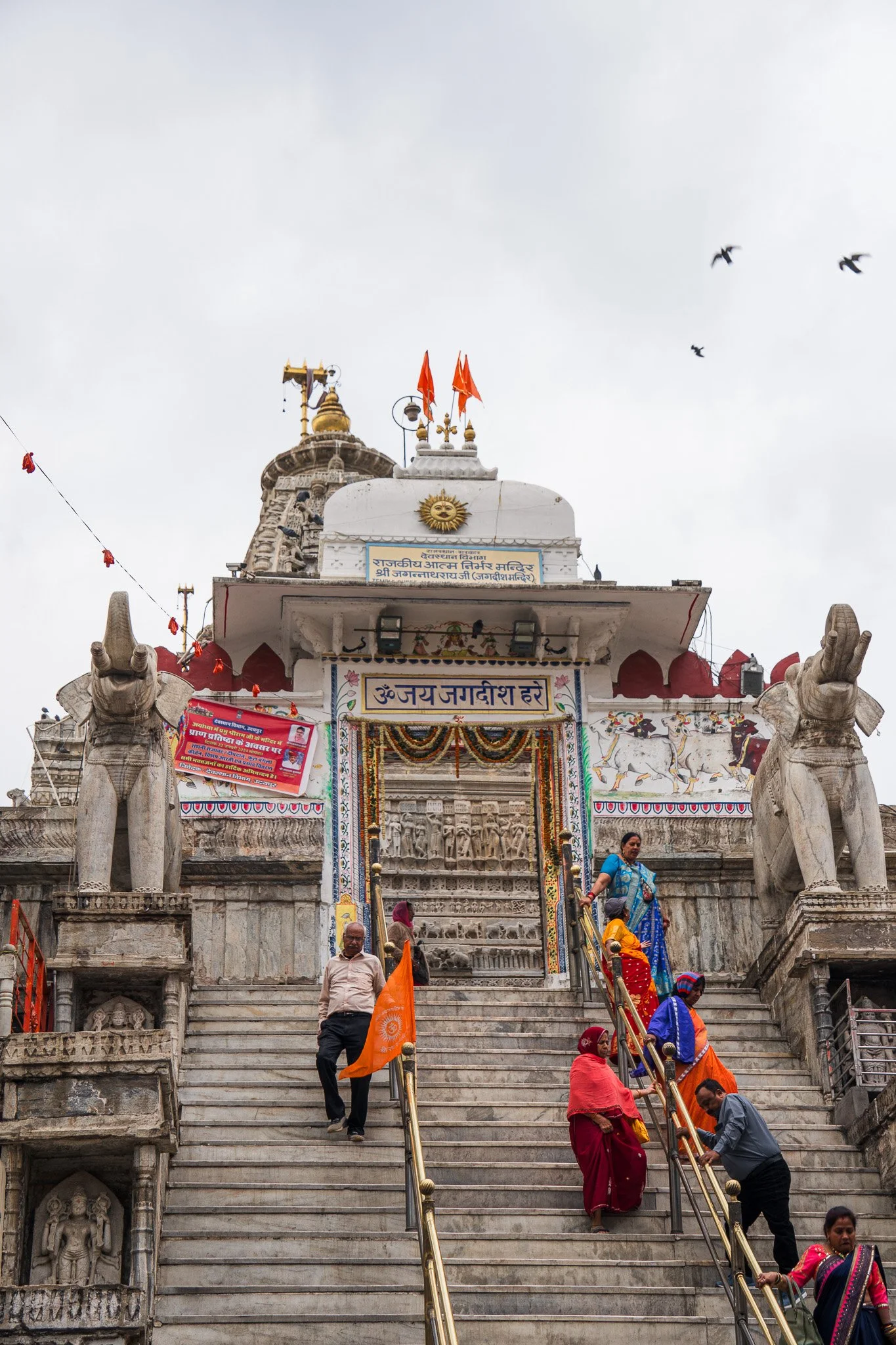 Udaipur-Tempel-Treppe.jpg