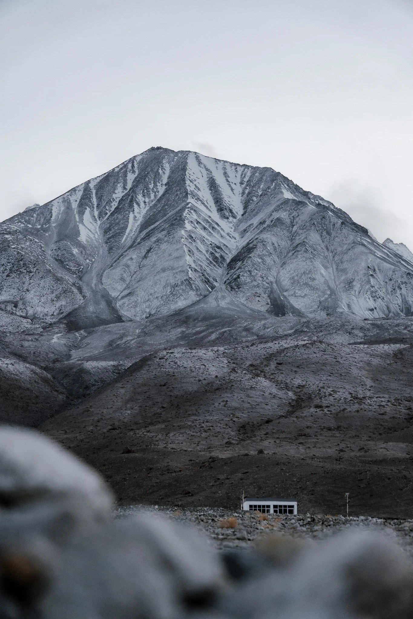 Ladakh-Pangong-Tso-Kangju-Kangri-Häuschen-vor-Berg.jpg