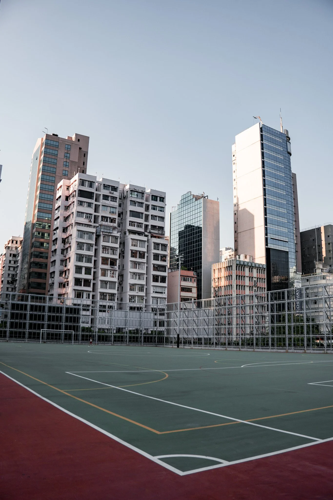 Hongkong-Fussballfeld-Hochhäuser-im-Hintergrund.jpg