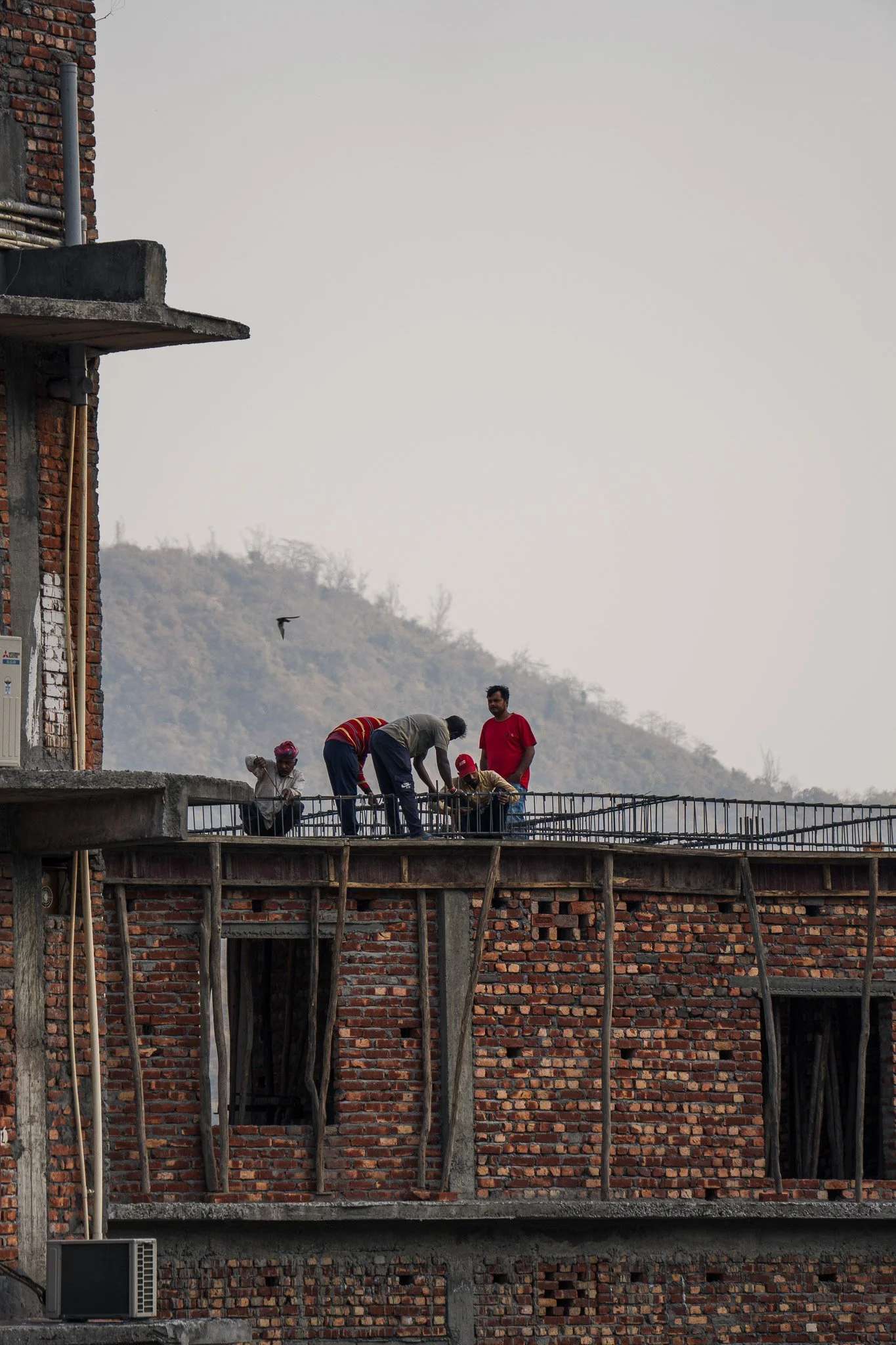 Rishikesh-Bauarbeiter-auf-Haus.jpg