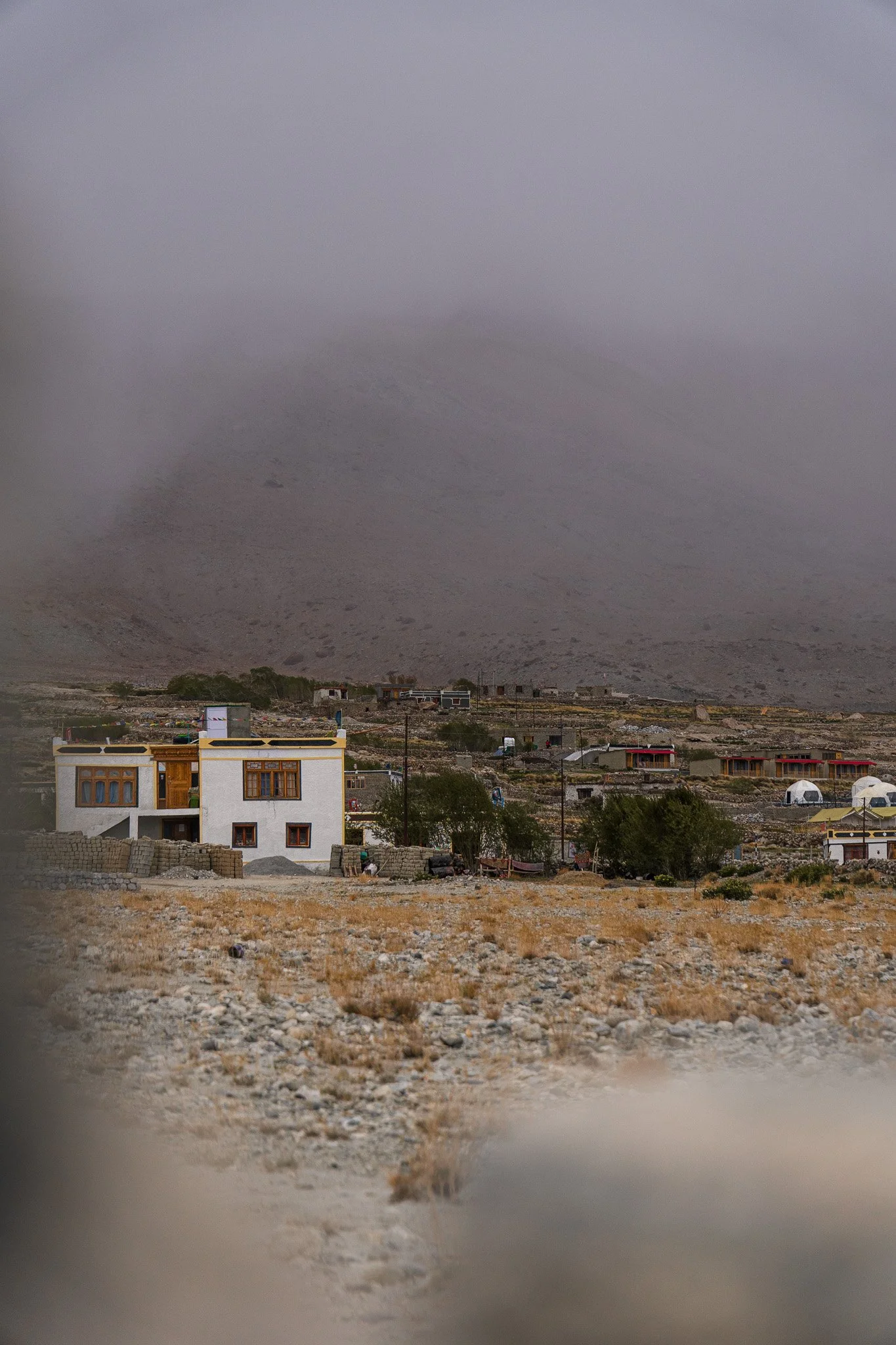 Ladakh-Pangong-Tso-Häuschen-bei-Nebel.jpg