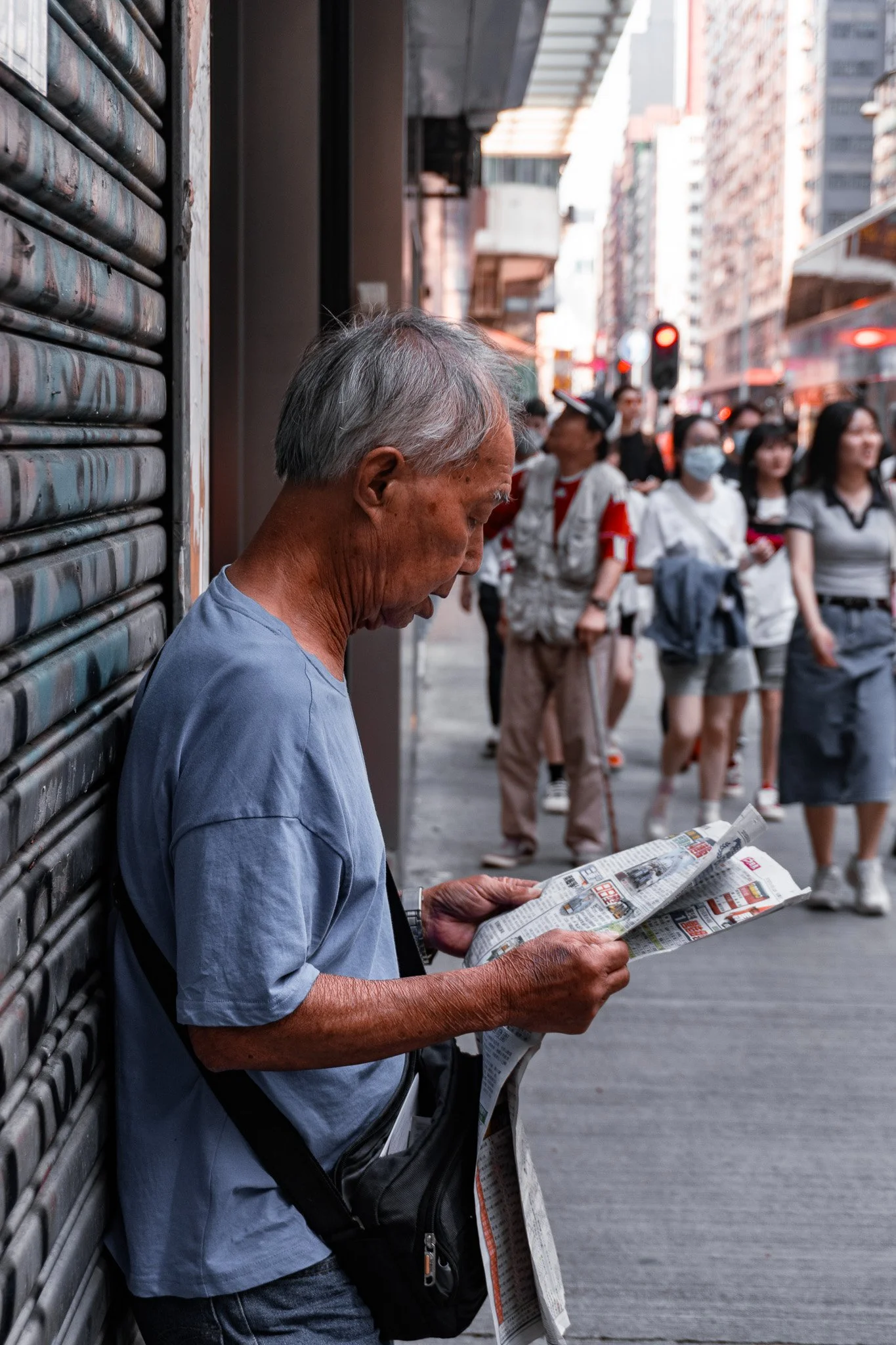 Hongkong-Mann-mit-Zeitung.jpg