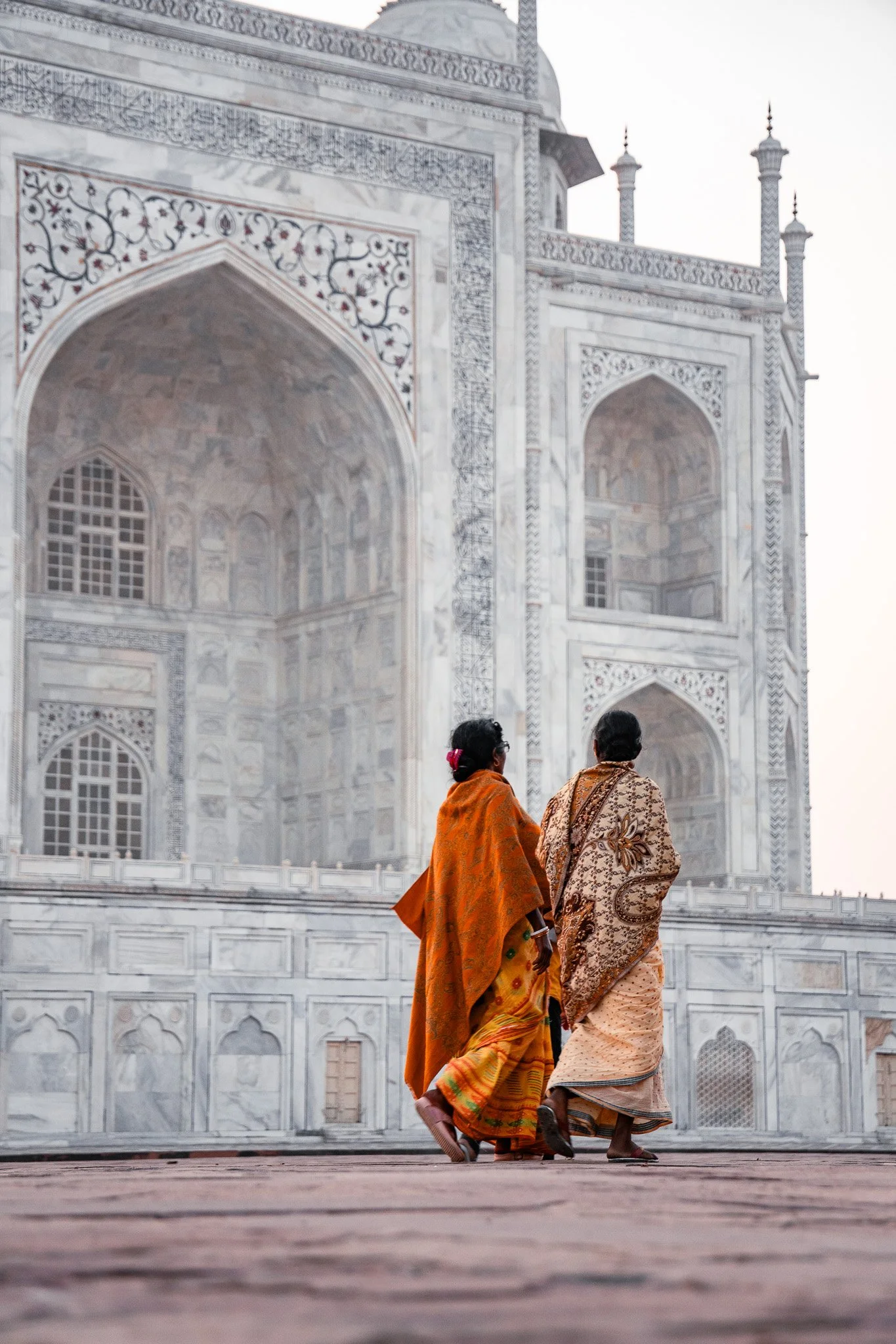Taj-Mahal-Agra-Frauen-in-Sari.jpg