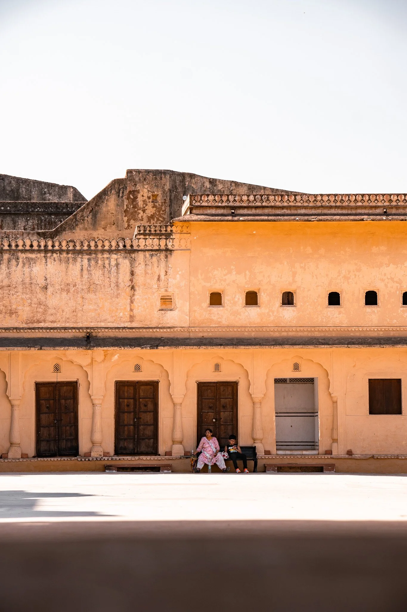 Jaipur-Fort-Amber-Besucher-auf-Bank.jpg