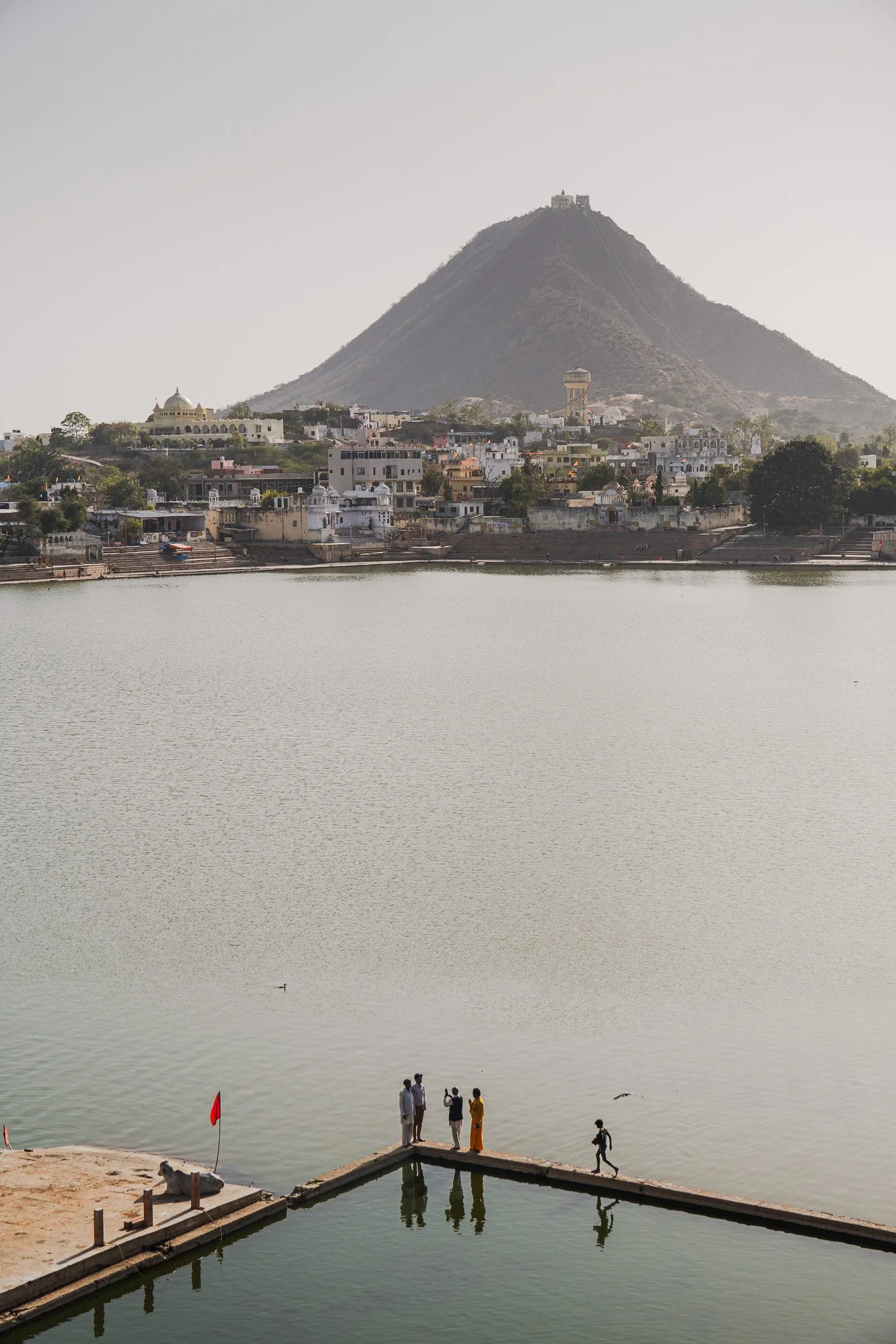 Pushkar-Blick-auf-See-mit-Berg-im-Hintergrund.jpg