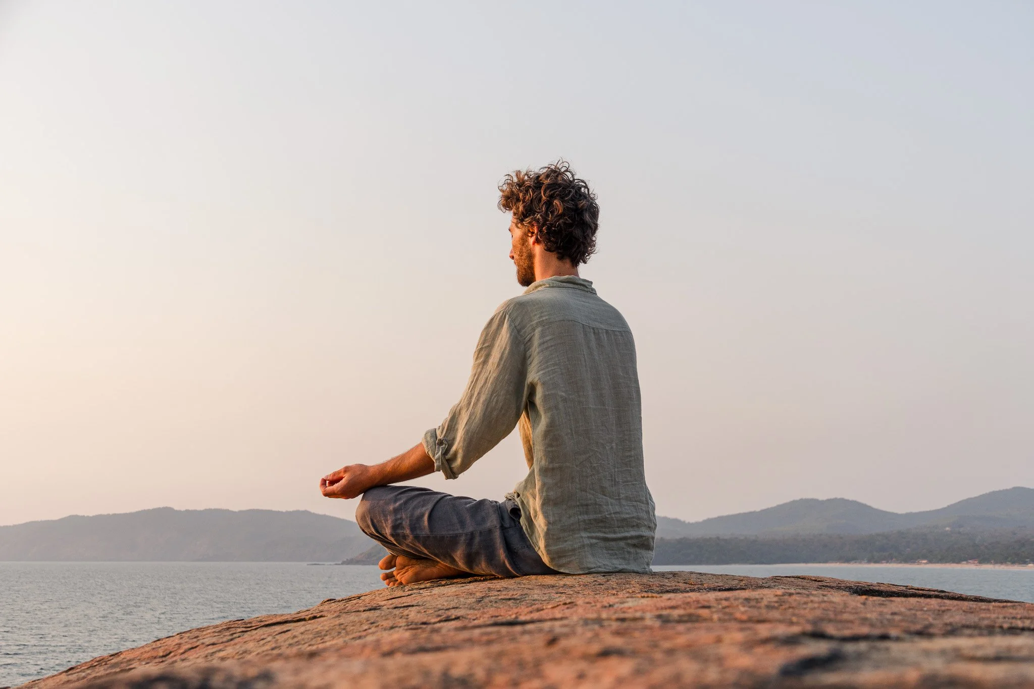 fotoshooting-mann-meditation-meer.jpg