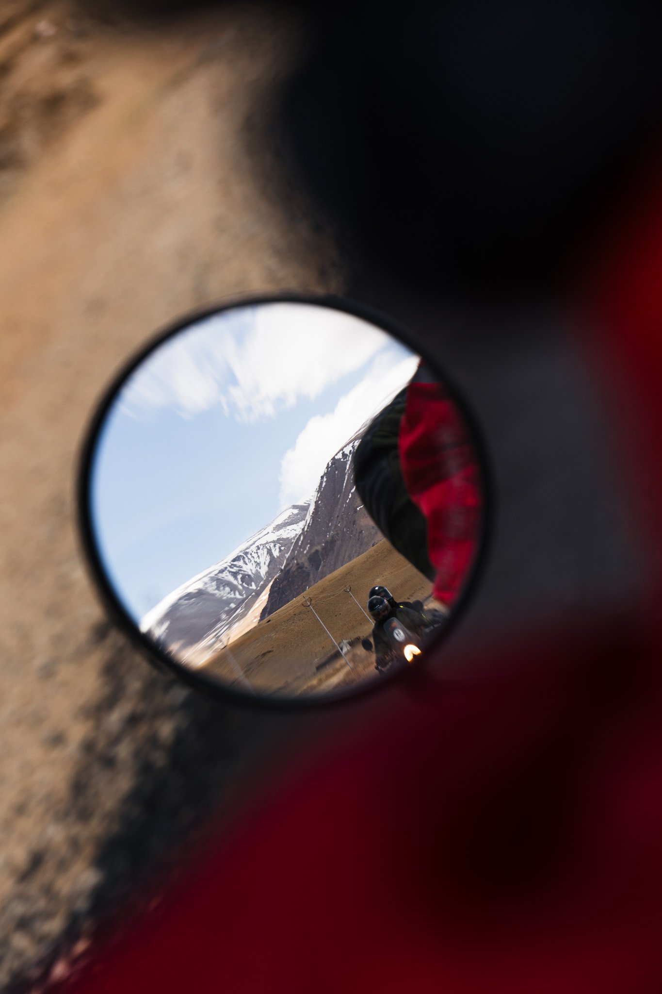 Ladakh-Tso-Moriri-Blick-in-den-Rückspiegel-Roller.jpg