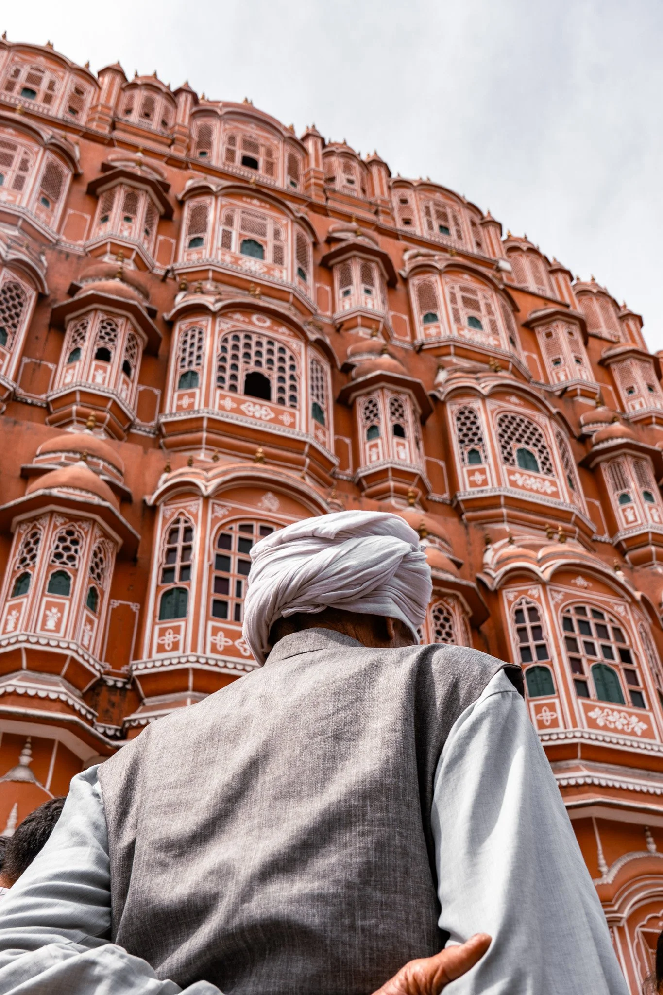 Jaipur-Hawa-Mahal-Mann-vor-Fassade.jpg