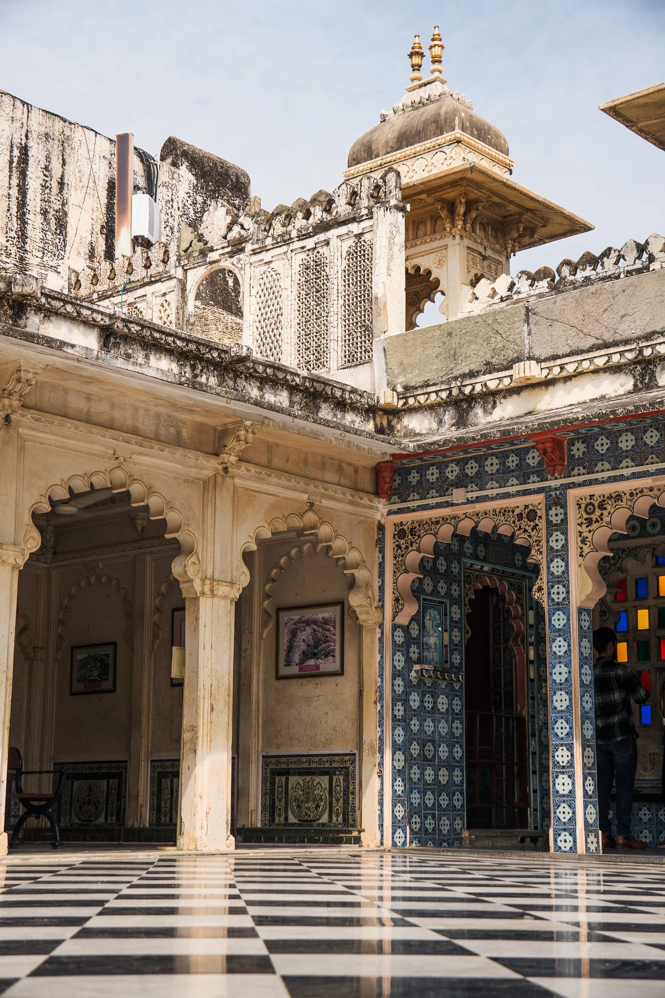 Udaipur-City-Palace-Halle-mit-schönen-Verzierungen.jpg