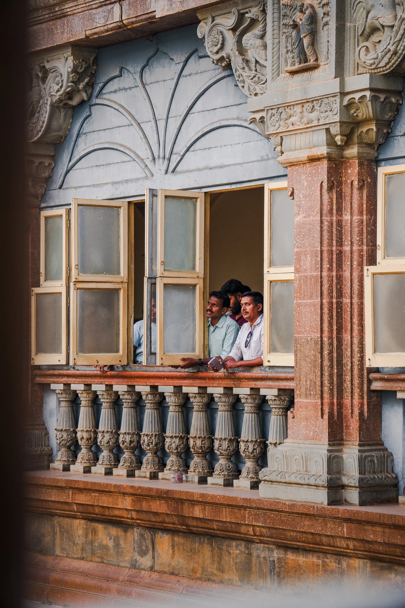 Mysore-Amba-Vilas-Fenster-Besucher.jpg