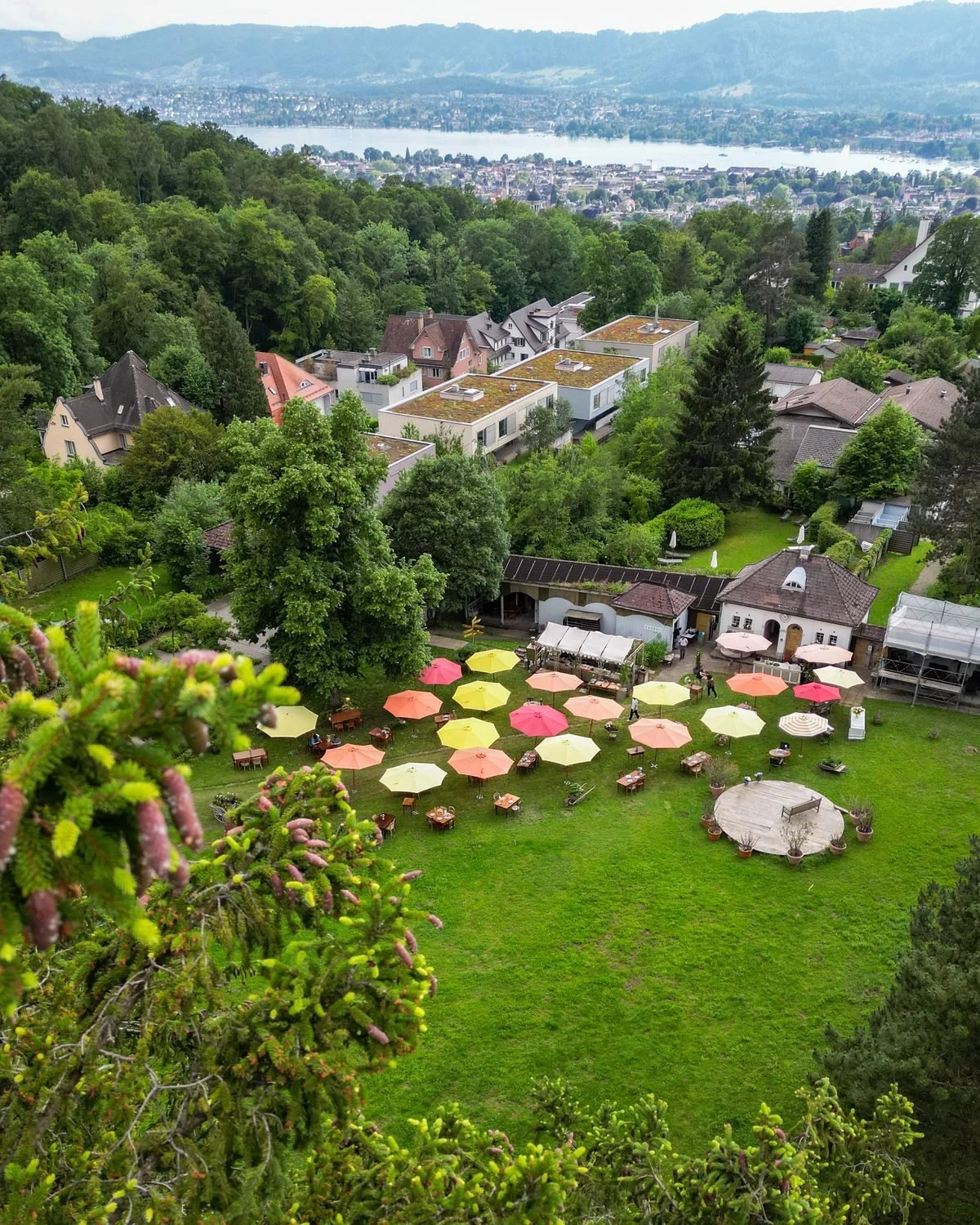 02-garden-restaurant-above-lake-zurich.jpg