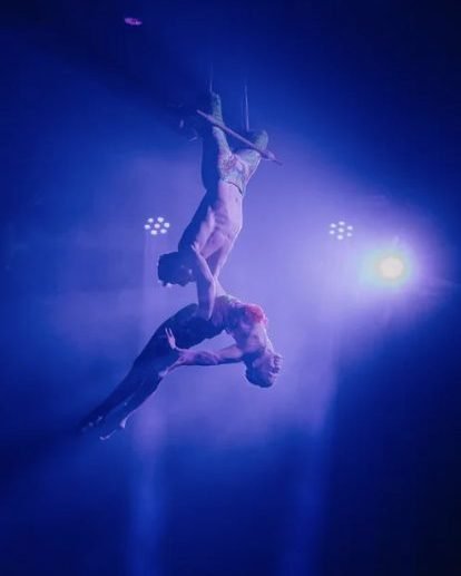 03-aerial-acrobat-show.jpg