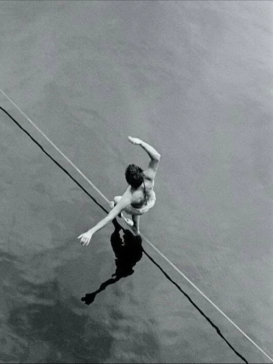 La couleur de l&rsquo;hiver ? Le noir 🖤

Non pas sombre, mais int&eacute;rieure, celle du calme, du silence, de la nuit. Le noir invite &agrave; plonger en soi, &agrave; faire confiance &agrave; ce qui germe dans l&rsquo;invisible.

En m&eacute;deci