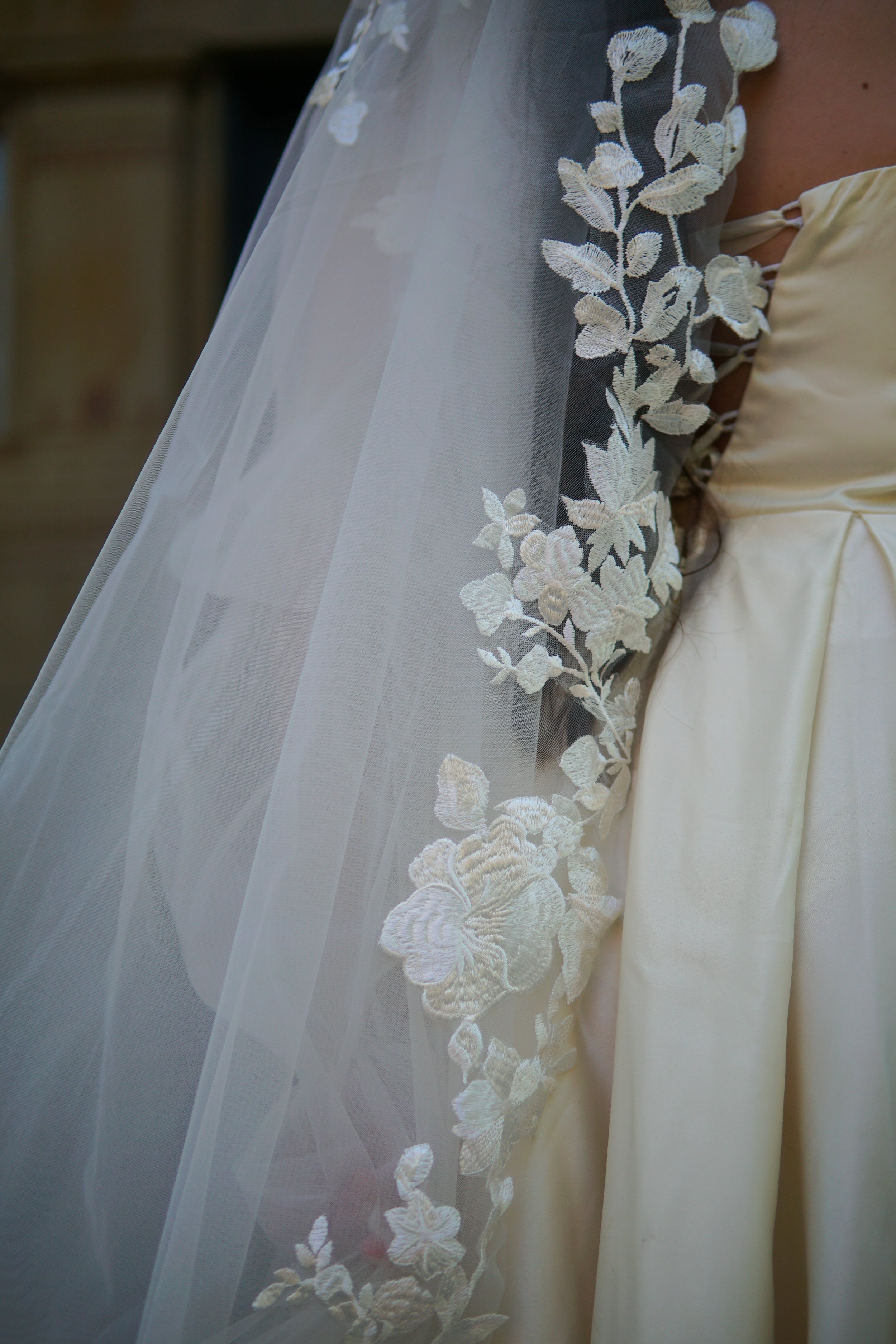 close picture of the side of the veil wit floral lace on the edge