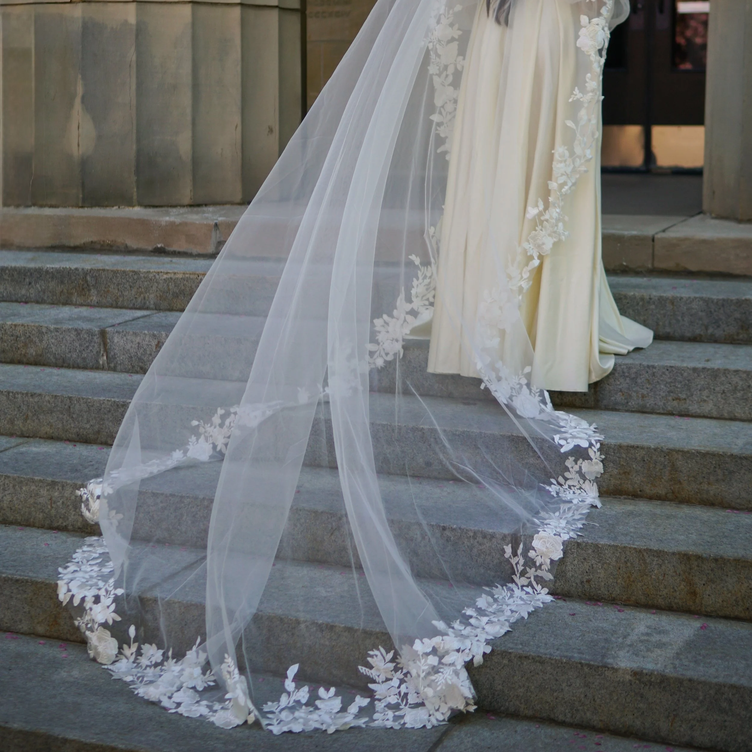 picture of the bottom of the veil with floral lace