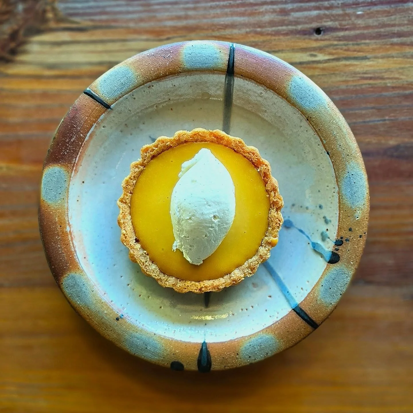 Yall need to come try @chef.posi lemon verbena tart! 

The best thing about lemon verbena is it tastes like fruit loops, so in reality, this is a fruit loop tart 😛