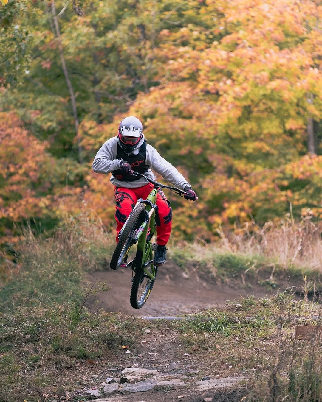 @justicehepworth_ tearing it up on the trails @campfortune. 

Re-edit/repost of the previous carousel to try some new techniques and experiment a bit more. First time embedding video inside an IG carousel as well.

#Sonyalpha #a7iii #sportsphotograph