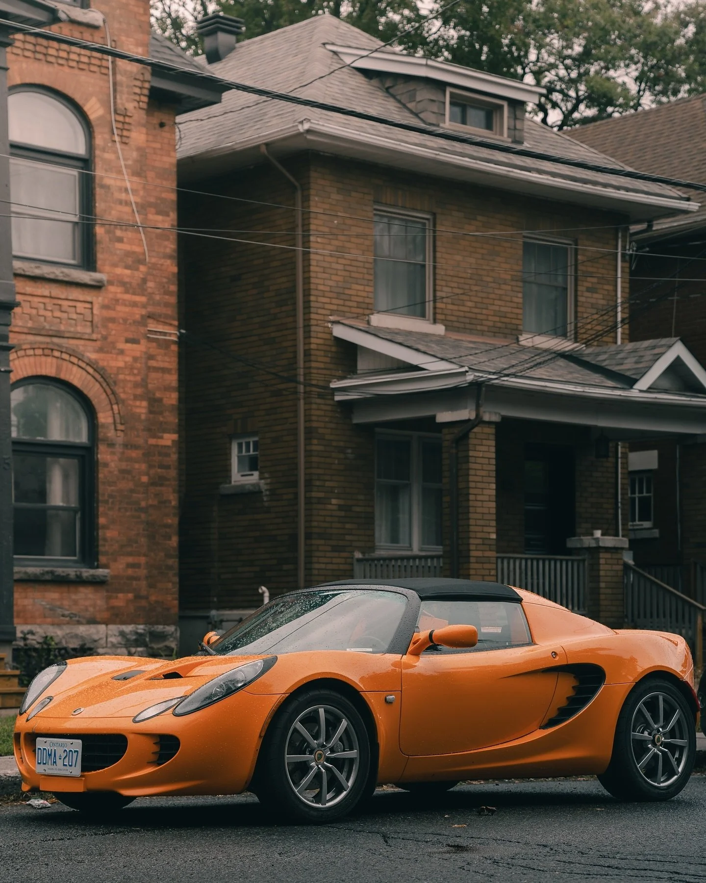 Walks through the Glebe rarely disappoint&hellip; Series 2 @lotuscars Elise from a few weeks ago before the snow came down.

#sonyalpha #cars #carphotography #a7iii #elise #lotus #ottawa #photowalk #streetphotography
