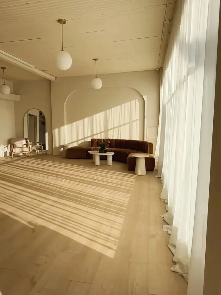 Catching golden hour at The Studiō&hellip; 

Because perfect light isn&rsquo;t luck, it&rsquo;s intentional. Step into the glow and create something unforgettable.