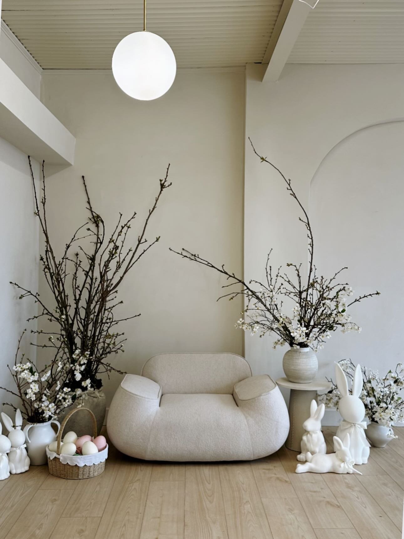 Spring set is UP at The Studiō 🌸 

Light, fresh, neutral + pretty (but still elevated). The kind of backdrop that makes photos feel effortless.

@studioterrain worked magic for our studio with our spring installation and @italcasadesign with our new