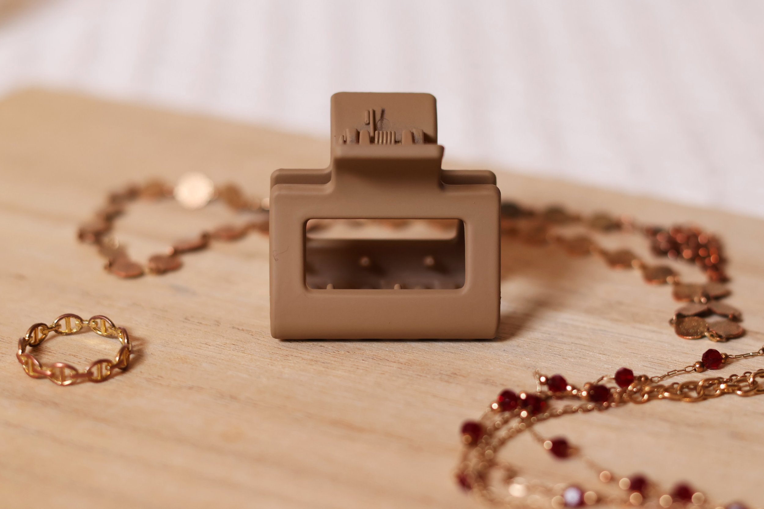 light brown neutral hair claw clip