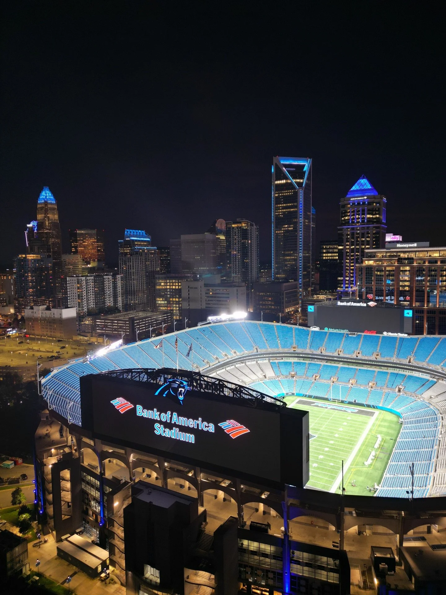 Paint the city blue for a Panthers win 🏈🐾