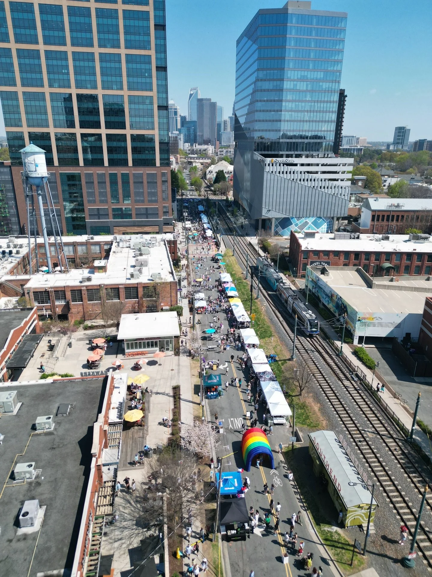 HAPPENING NOW: Camden Commons in South End is back today for the first time this year 🛍️  This market that has it all. In addition to 40+ small business vendors setting up on Camden Road, this neighborhood block party has a live DJ, a dog zone by @p