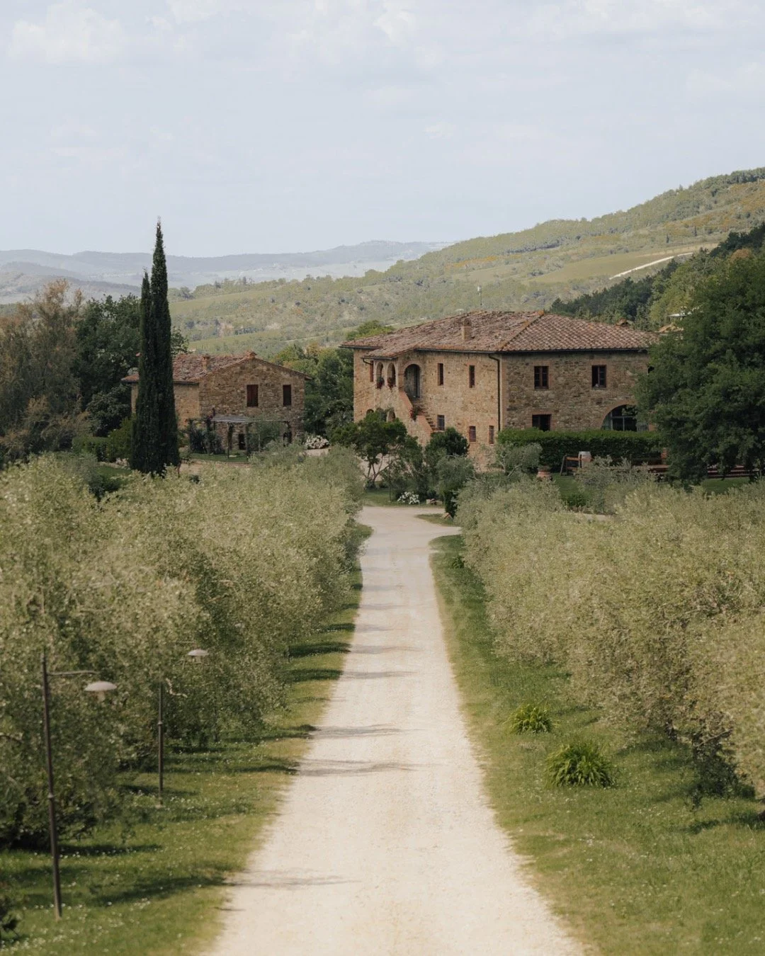 The kind of start you want for a wedding weekend. Pool, gelato, pizza night &mdash; all set in the middle of the Tuscan hills at Villa Le Bolli @agriturismovillalebolli surrounded by olive trees and that quiet, golden atmosphere.

Venue @agriturismov