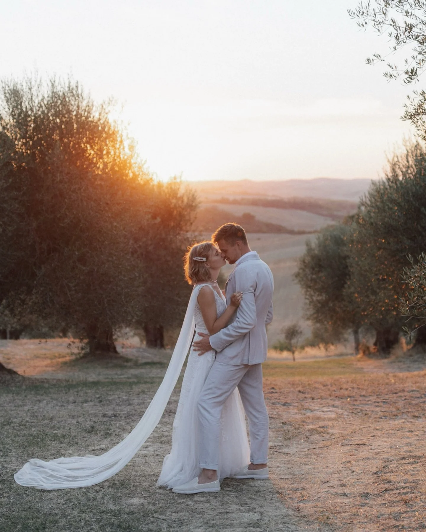 Die Sonne geht langsam hinter den H&uuml;geln unter, irgendwo zwischen Olivenb&auml;umen, warmem Licht und diesem ganz eigenen Gef&uuml;hl, das man nur hier hat.

Genau deshalb zieht es so viele Paare nach Italien &ndash; nicht nur wegen der Kulisse,
