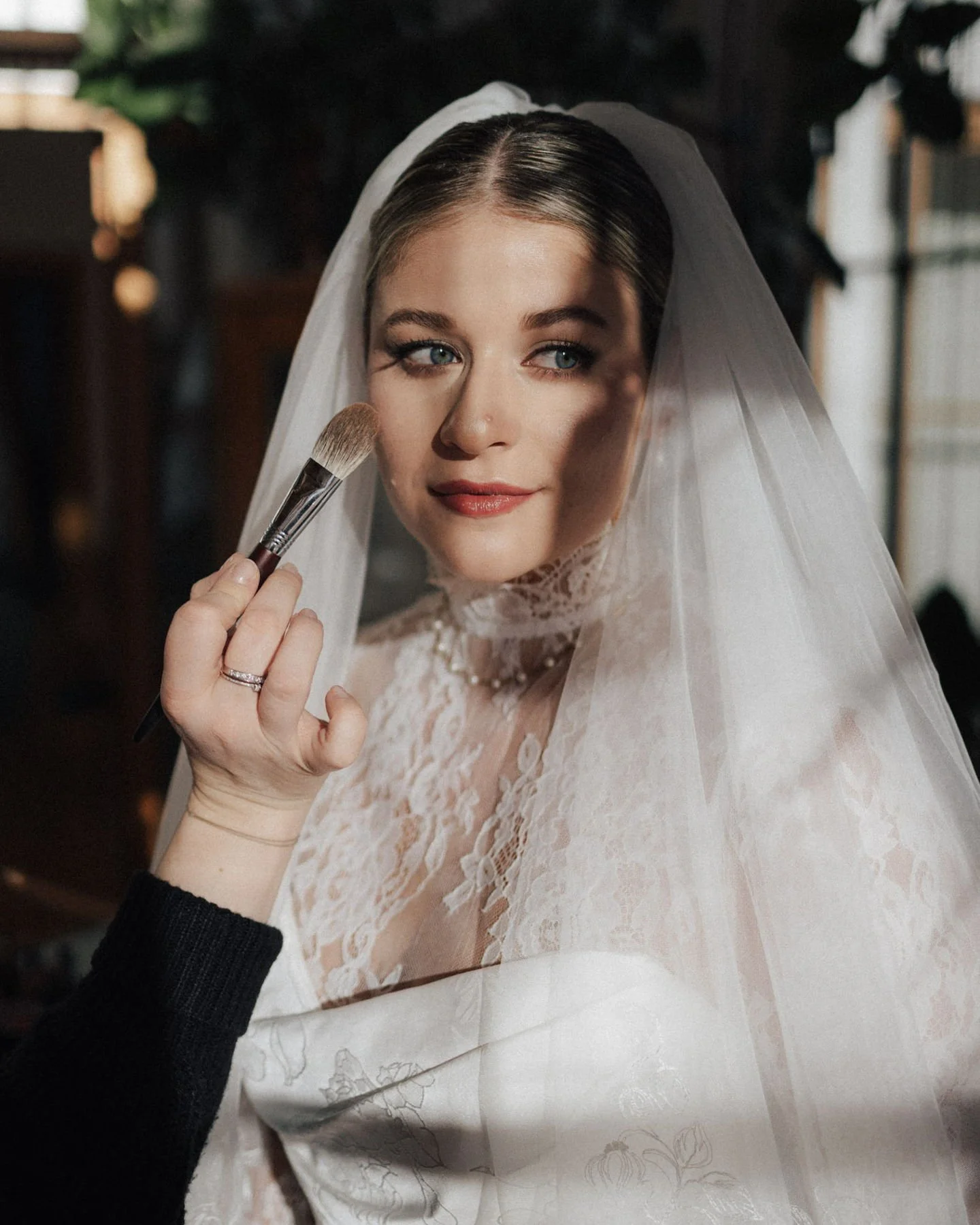 Das Licht ver&auml;ndert sich im Laufe eines Hochzeitstags st&auml;ndig &ndash; und genau darin liegt oft die Magie.

Ein kurzer Moment beim Getting Ready, ein paar Minuten sp&auml;ter sieht alles schon wieder komplett anders aus.

Ich arbeite nicht 