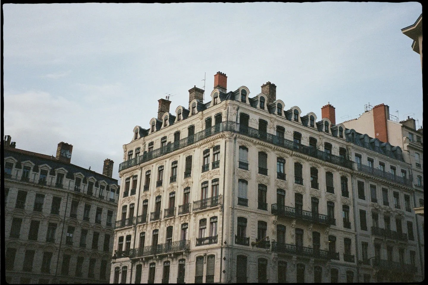 Ich liebe diese Art von Orten &ndash; alte Geb&auml;ude, klare Linien, ein bisschen Patina.

Gerade in urbanen Umgebungen entsteht eine ganz eigene Stimmung, die sich komplett von klassischen Hochzeitslocations unterscheidet.

Und auf Film eingefange