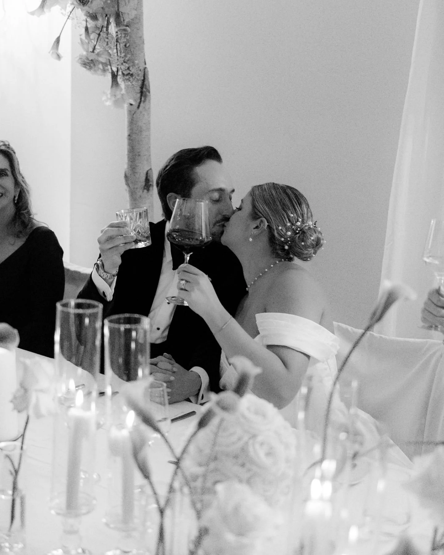 Mitten in der Rede, Gl&auml;ser schon in der Hand &ndash; und dann einfach dieser kurze Moment zwischendrin.

Diese kleinen, ungeplanten Zwischent&ouml;ne sind es, die eine Hochzeit sp&auml;ter wirklich greifbar machen &ndash; weil sie nicht perfekt 