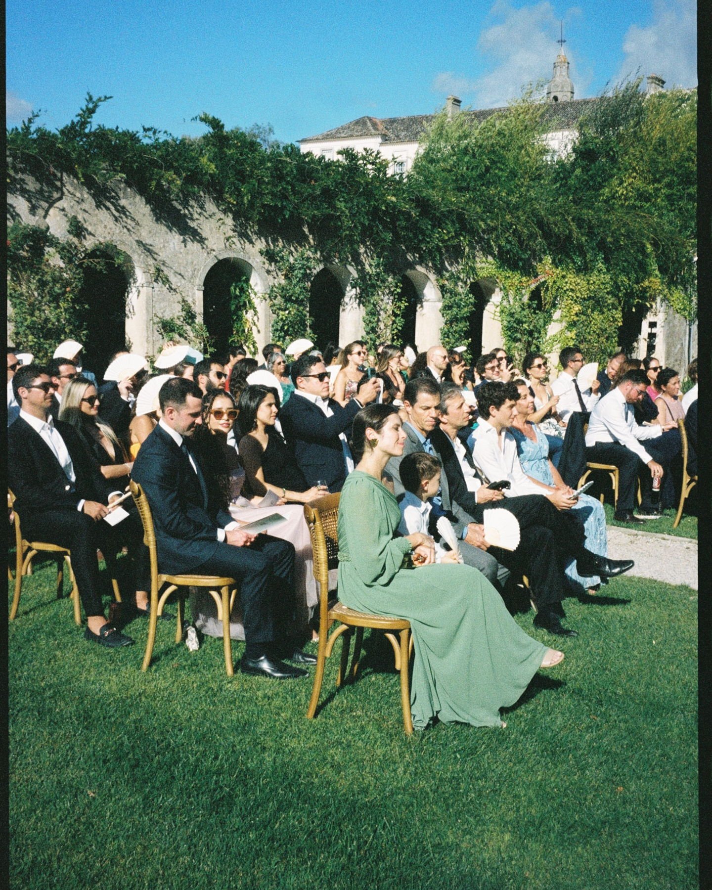 Freie Trauung unter der Sonne in Portugal &ndash; aufgenommen auf 35mm Film.

Dieses Licht, diese Farben, diese Stimmung lassen sich digital nur schwer nachbauen.

Genau deshalb fotografiere ich Hochzeiten auch analog &ndash; um diese Atmosph&auml;re