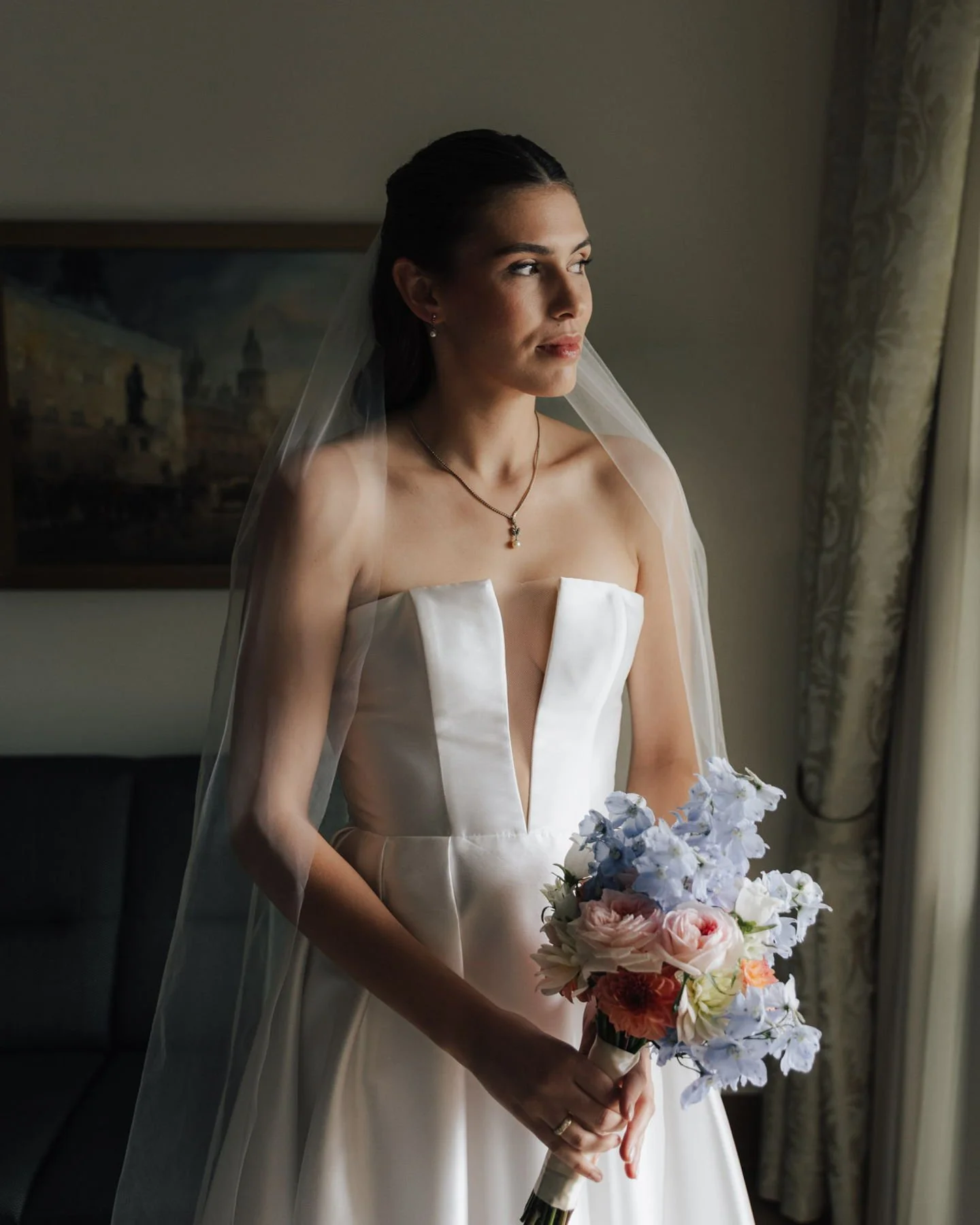 Ein paar Minuten beim Getting Ready reichen oft schon f&uuml;r diese Bilder.

Das Licht ist weich, alles ist noch ruhig &ndash; und mit kleinen, unaufdringlichen Impulsen entstehen ganz nat&uuml;rliche Portraits.

Genau in diesem Moment passt einfach