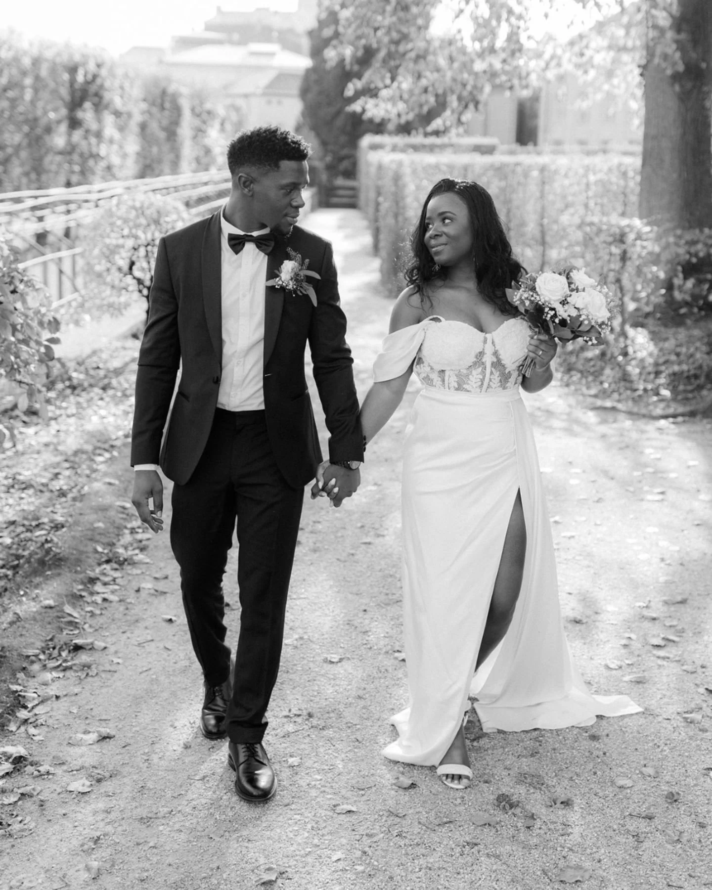 Ein paar Schritte, ein kurzer Blick &ndash; mehr braucht es oft nicht.

Keine gro&szlig;en Posen, kein Druck, einfach Bewegung und ein Gef&uuml;hl f&uuml;reinander.

Genau so entstehen Bilder, die leicht wirken und sich nicht gestellt anf&uuml;hlen.