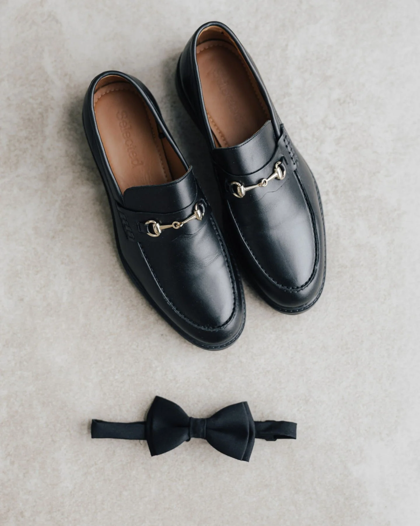 Beim Getting Ready geht es nicht nur um den Moment selbst, sondern auch um alles, was ihn begleitet.

Wenn genug Ruhe da ist, entsteht ganz automatisch Raum f&uuml;r solche Details &ndash; die den Stil des Tages sp&auml;ter leise mittragen.

Oft sind