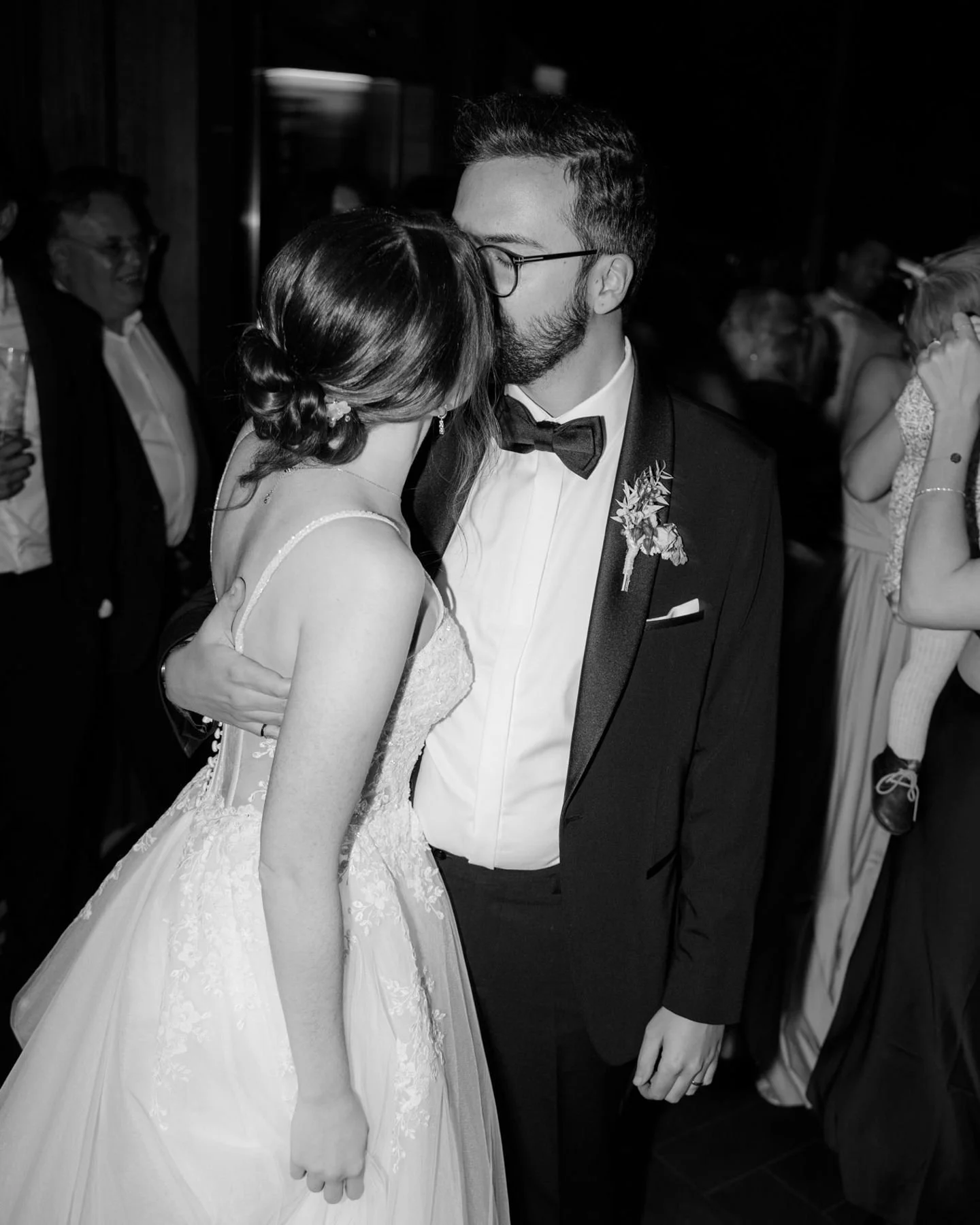 Mitten auf der Tanzfl&auml;che, alles in Bewegung &ndash; und dann einfach dieser kurze Moment zwischendurch.

Kein gro&szlig;es Innehalten, kein inszenierter Kuss. Eher etwas, das einfach passiert, w&auml;hrend alles weiterl&auml;uft.

Genau solche 